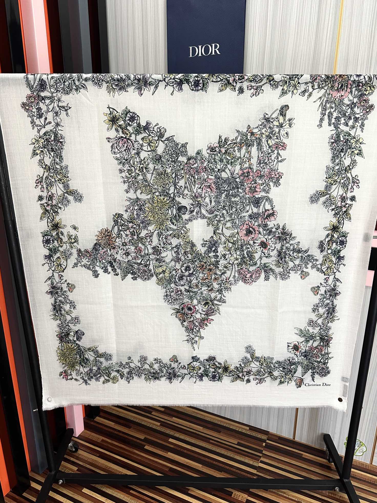 。新款 迪奥 最新款 【花卉系列】重磅推荐必备款 顶级设计太美了，真心赞👍😘💍实物真心美 🎀披肩配以印花