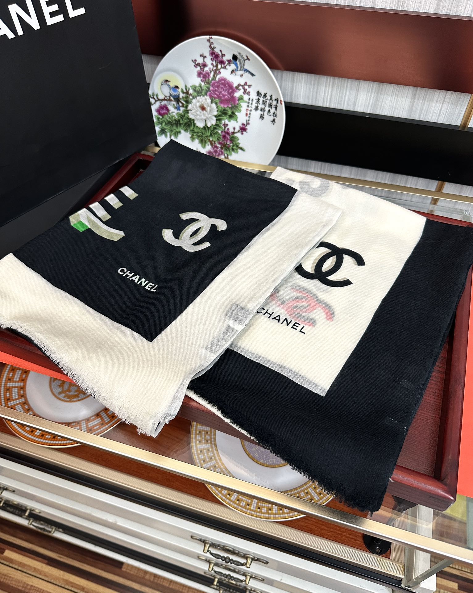 。上新 小香2025 最新款、太美到心动😘【香家双c系列300支羊绒长巾】实物真心美 🎀披肩配以印花💓无