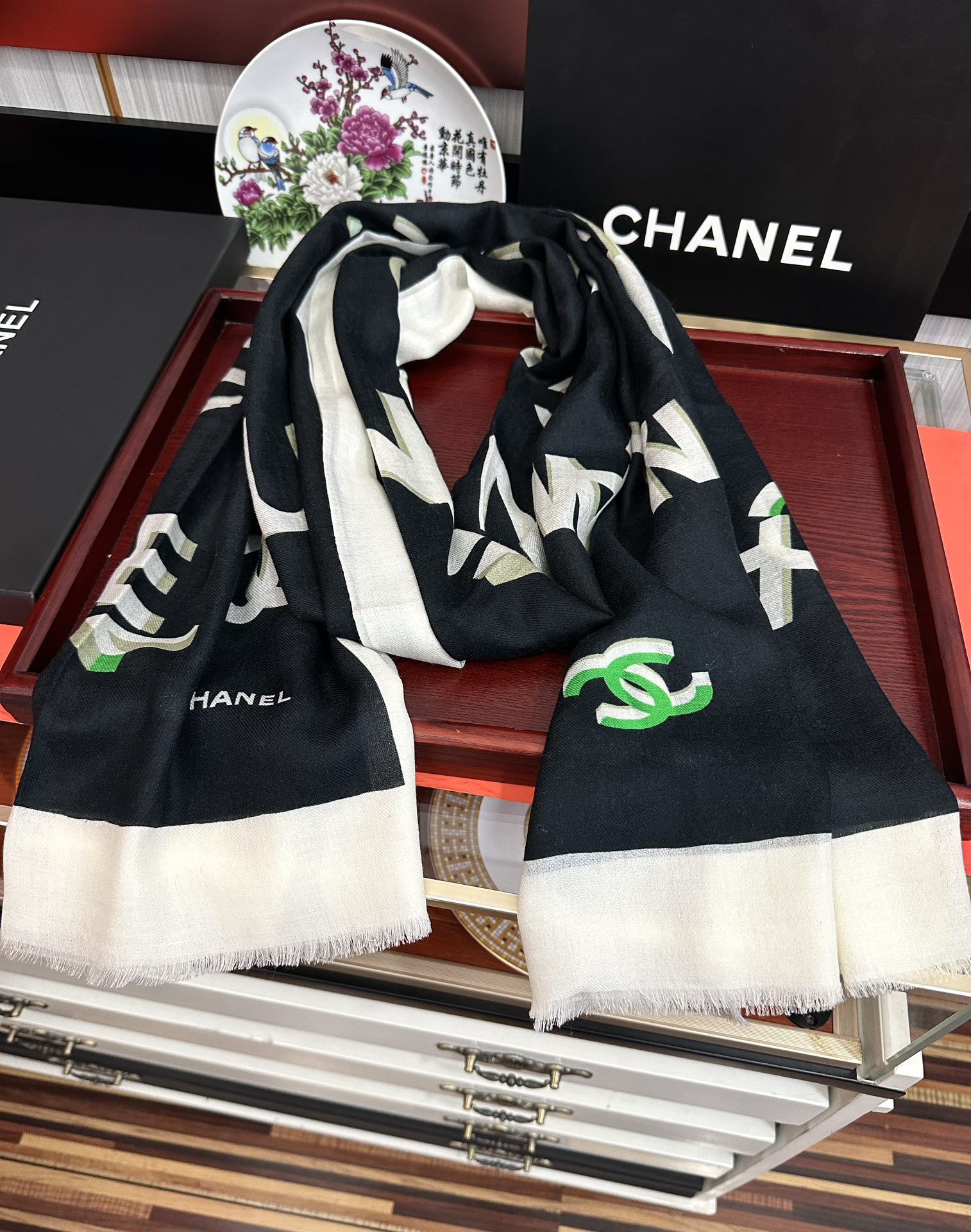 。上新 小香2025 最新款、太美到心动😘【香家双c系列300支羊绒长巾】实物真心美 🎀披肩配以印花💓无
