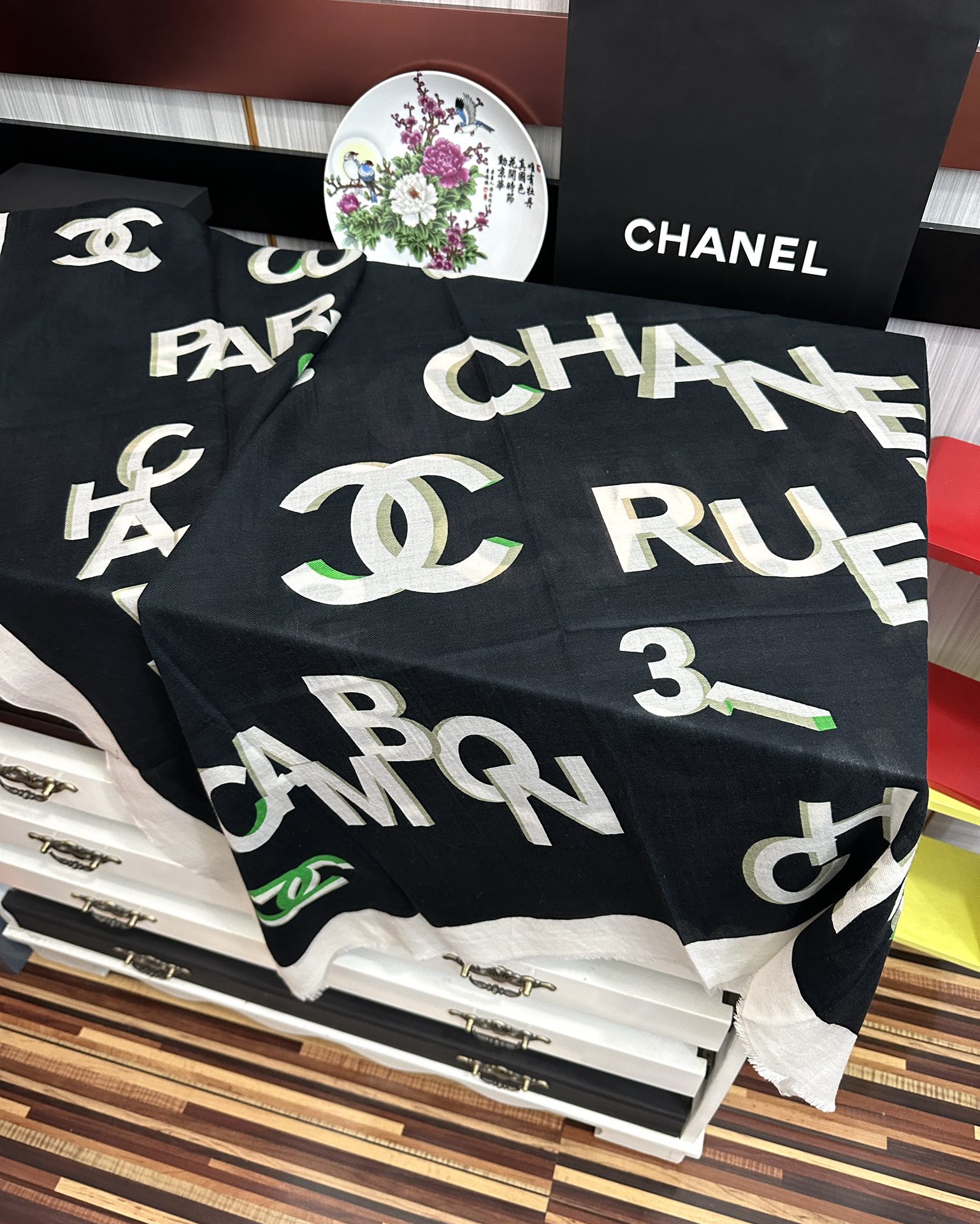 。上新 小香2025 最新款、太美到心动😘【香家双c系列300支羊绒长巾】实物真心美 🎀披肩配以印花💓无