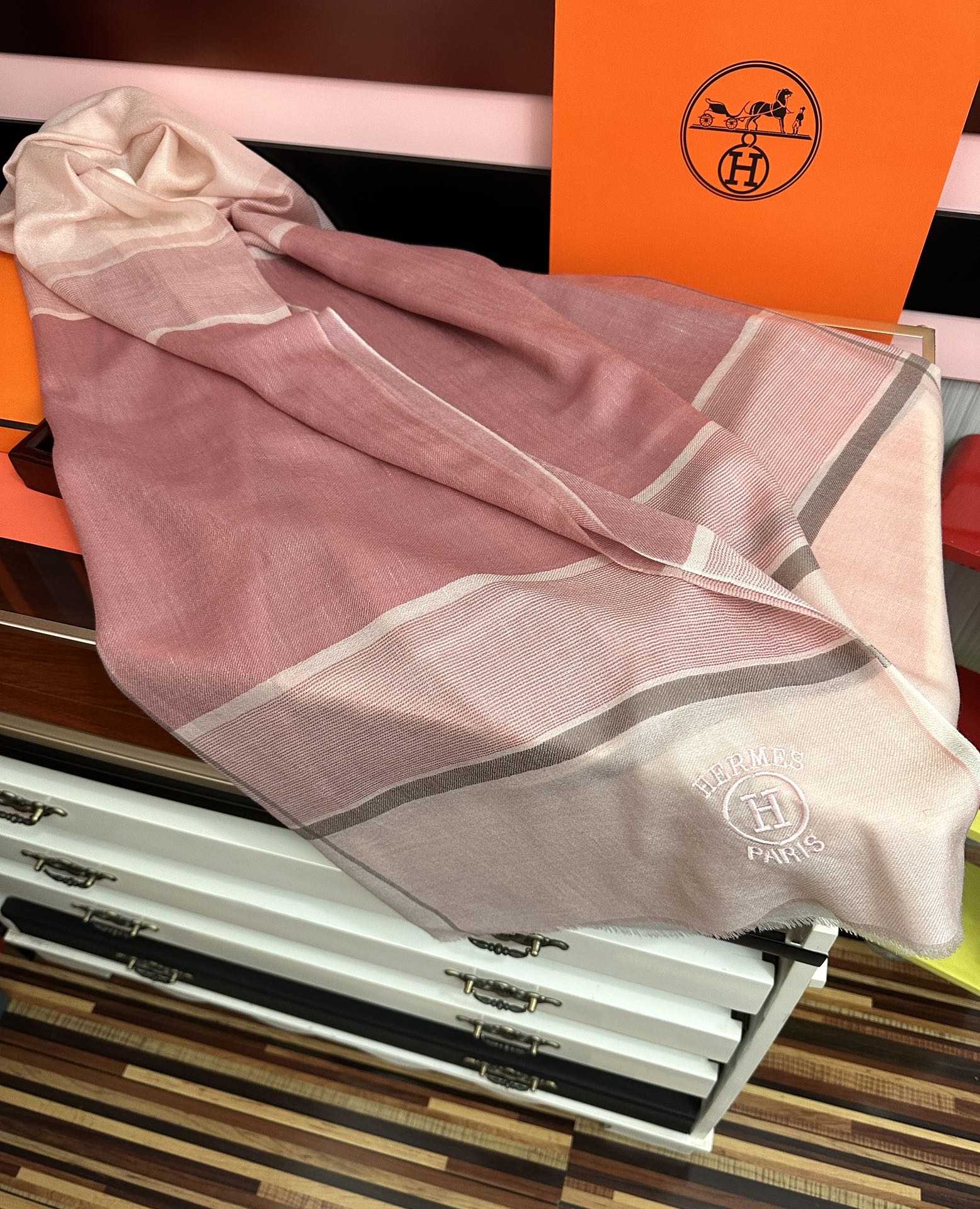 上新。2010 爱马仕👍重磅推荐🎀太美了👓火爆款，人人都喜欢💕时潮人都有好几条巴家围巾放在衣橱，🧣换条围