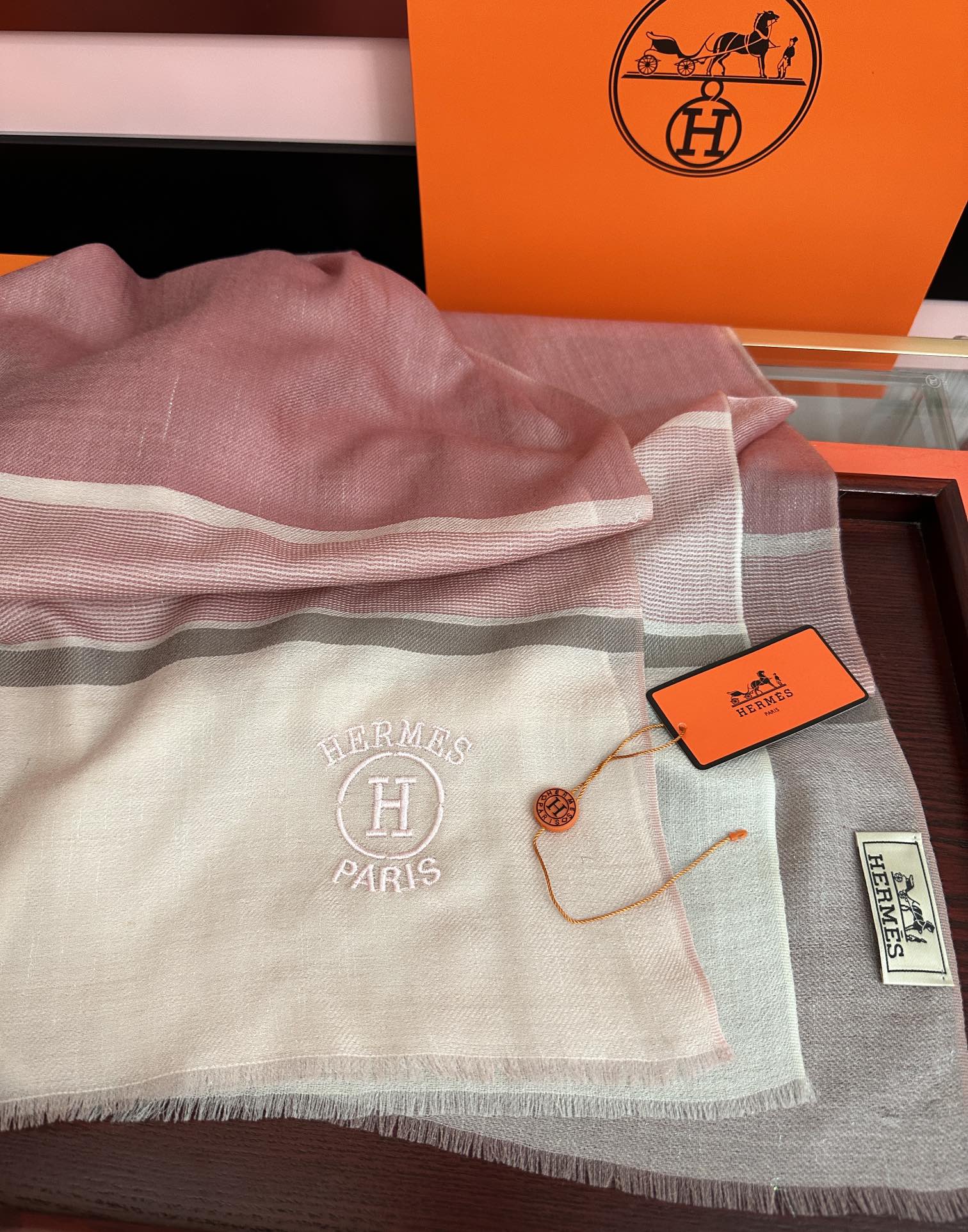 上新。2010 爱马仕👍重磅推荐🎀太美了👓火爆款，人人都喜欢💕时潮人都有好几条巴家围巾放在衣橱，🧣换条围