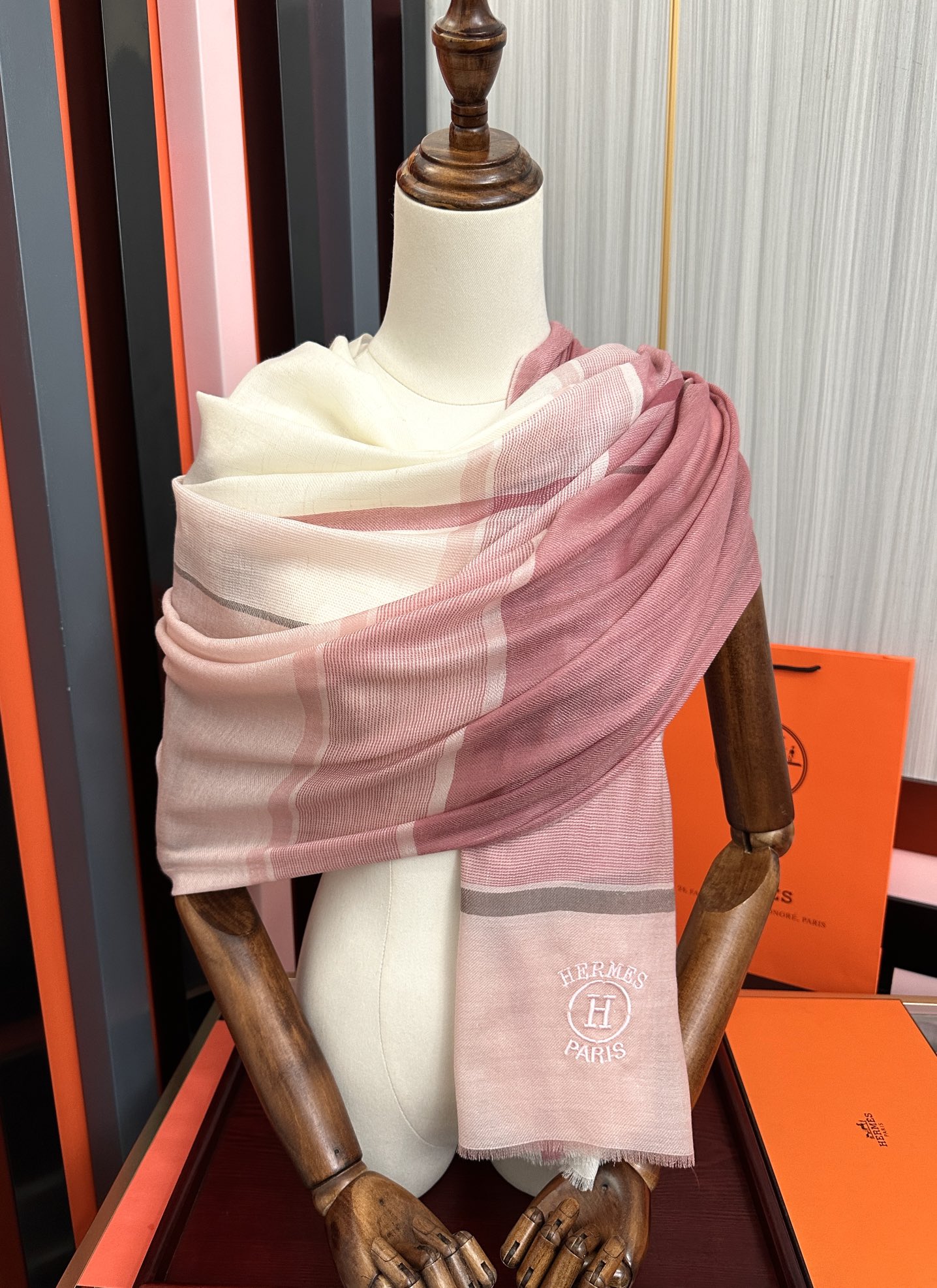 上新。2010 爱马仕👍重磅推荐🎀太美了👓火爆款，人人都喜欢💕时潮人都有好几条巴家围巾放在衣橱，🧣换条围