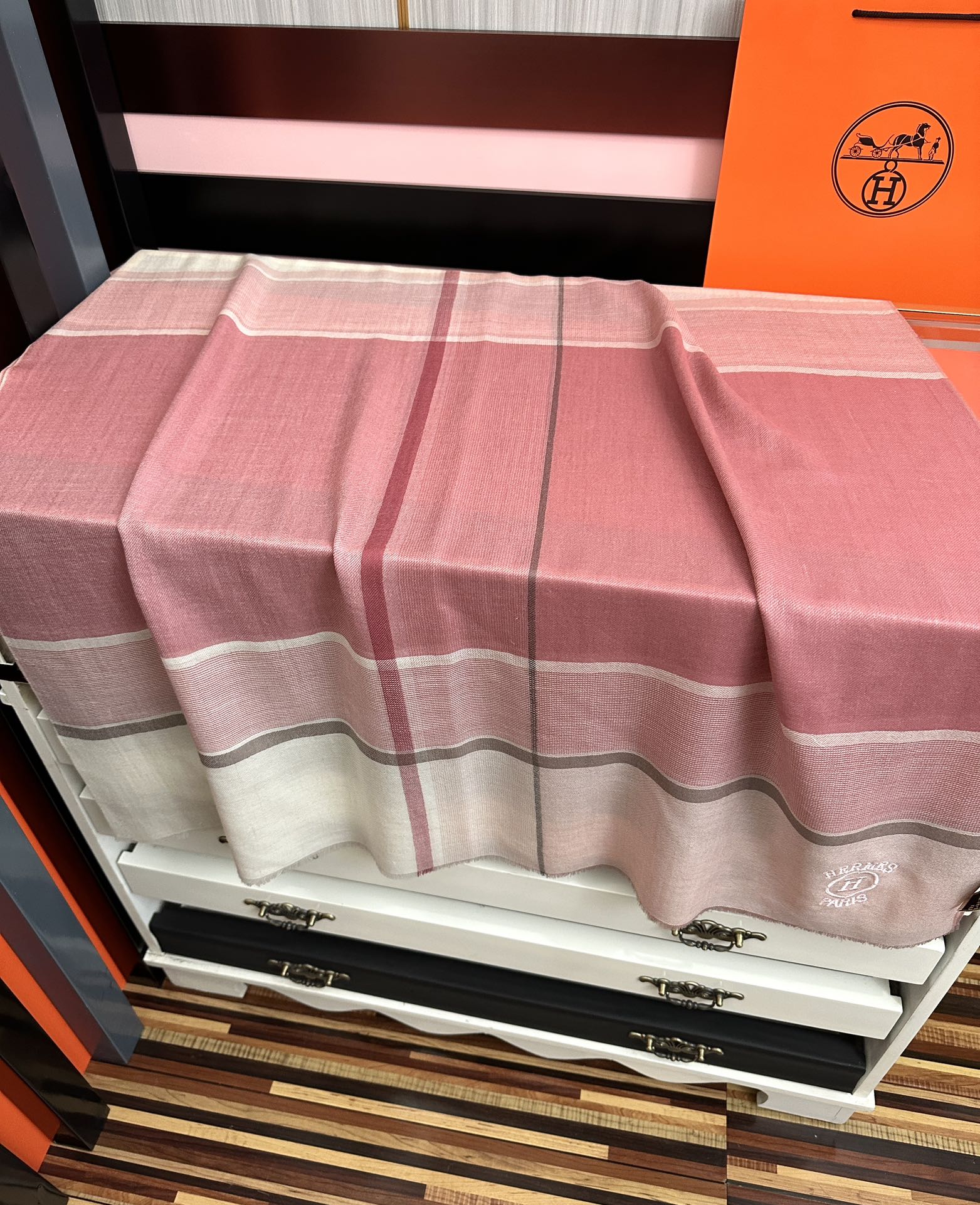 上新。2010 爱马仕👍重磅推荐🎀太美了👓火爆款，人人都喜欢💕时潮人都有好几条巴家围巾放在衣橱，🧣换条围