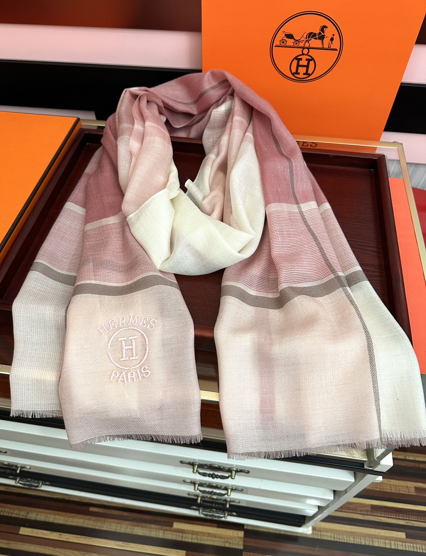 上新。2010 爱马仕👍重磅推荐🎀太美了👓火爆款，人人都喜欢💕时潮人都有好几条巴家围巾放在衣橱，🧣换条围
