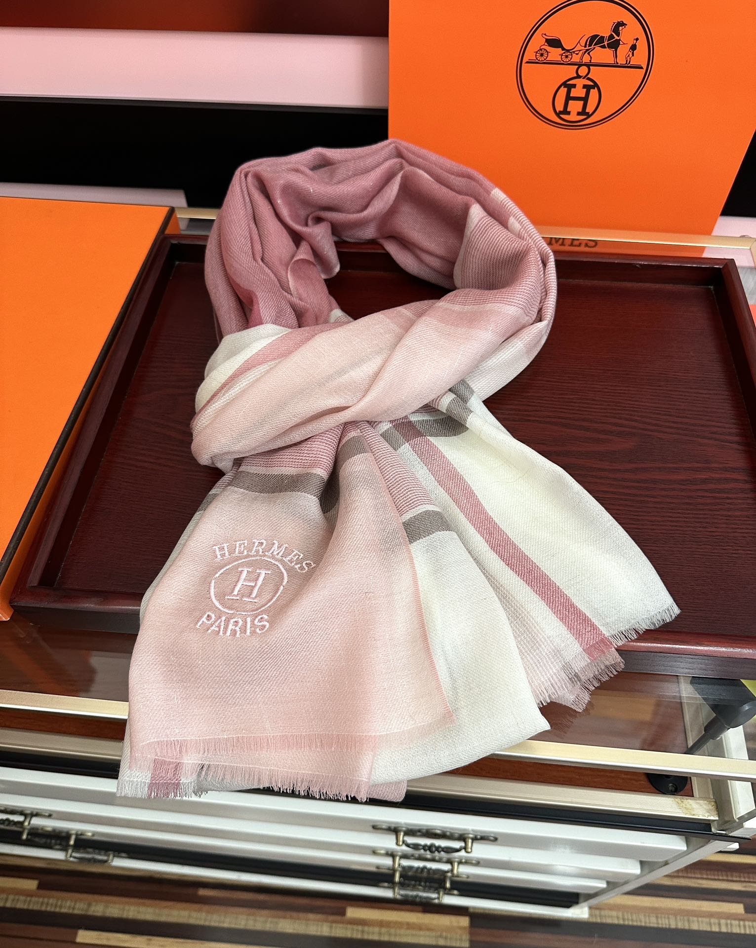 上新。2010 爱马仕👍重磅推荐🎀太美了👓火爆款，人人都喜欢💕时潮人都有好几条巴家围巾放在衣橱，🧣换条围