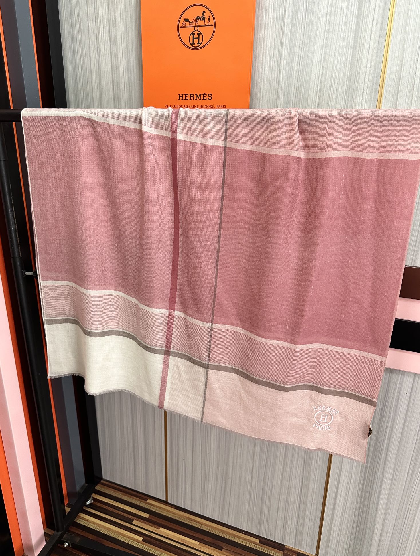 上新。2010 爱马仕👍重磅推荐🎀太美了👓火爆款，人人都喜欢💕时潮人都有好几条巴家围巾放在衣橱，🧣换条围