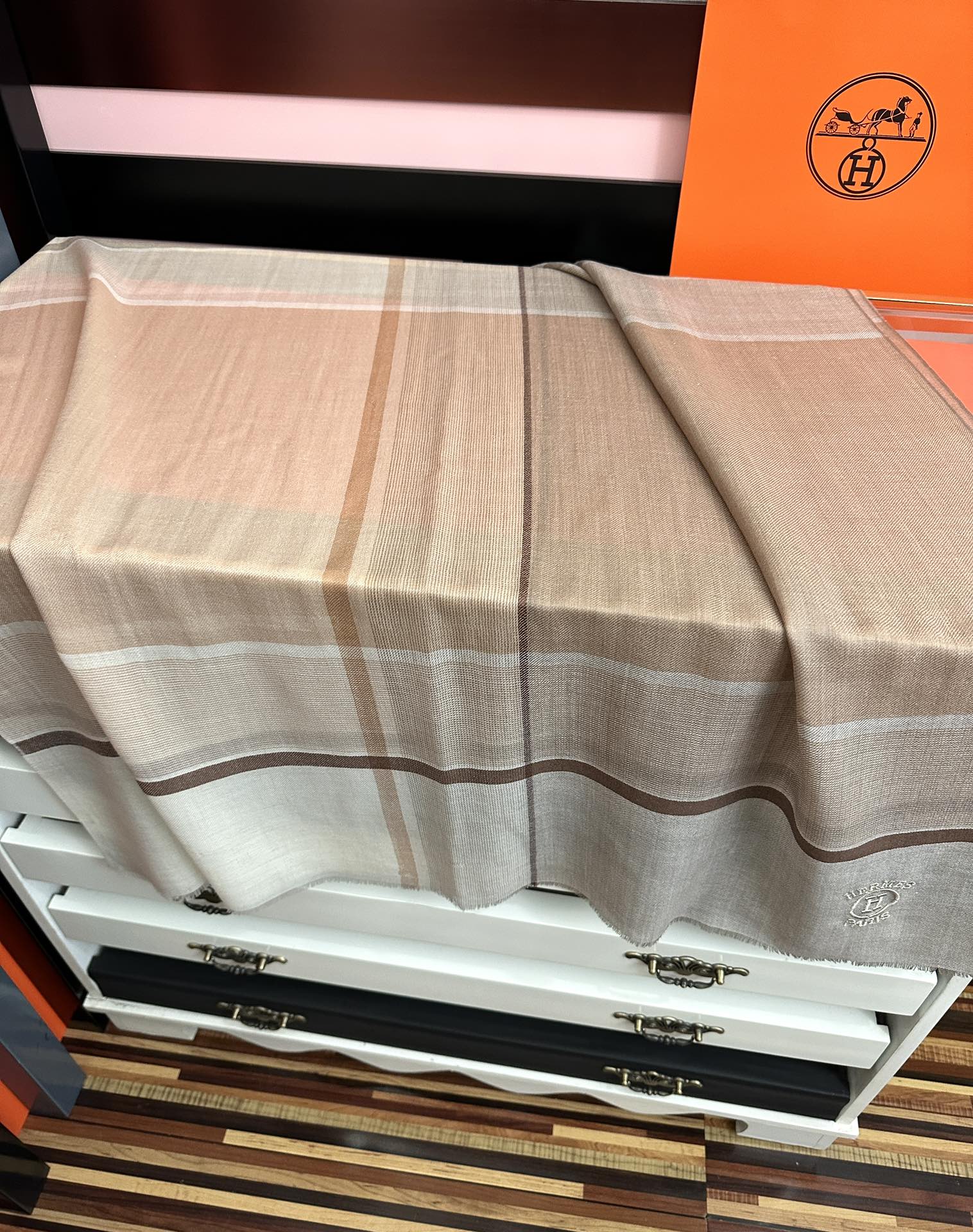 上新。2010 爱马仕👍重磅推荐🎀太美了👓火爆款，人人都喜欢💕时潮人都有好几条巴家围巾放在衣橱，🧣换条围