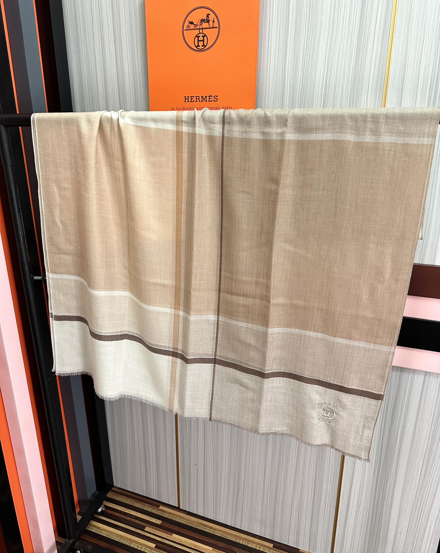 上新。2010 爱马仕👍重磅推荐🎀太美了👓火爆款，人人都喜欢💕时潮人都有好几条巴家围巾放在衣橱，🧣换条围