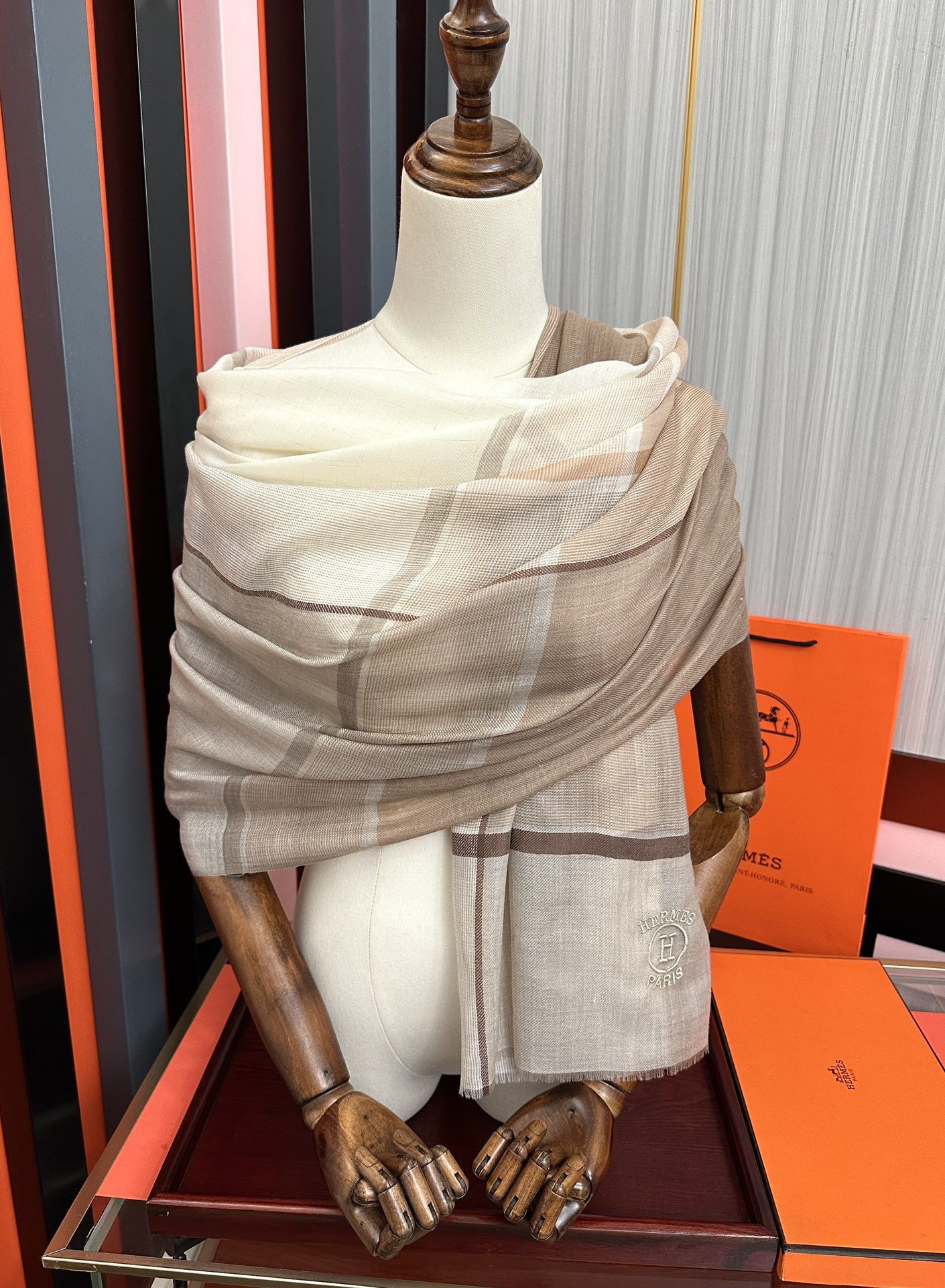 上新。2010 爱马仕👍重磅推荐🎀太美了👓火爆款，人人都喜欢💕时潮人都有好几条巴家围巾放在衣橱，🧣换条围