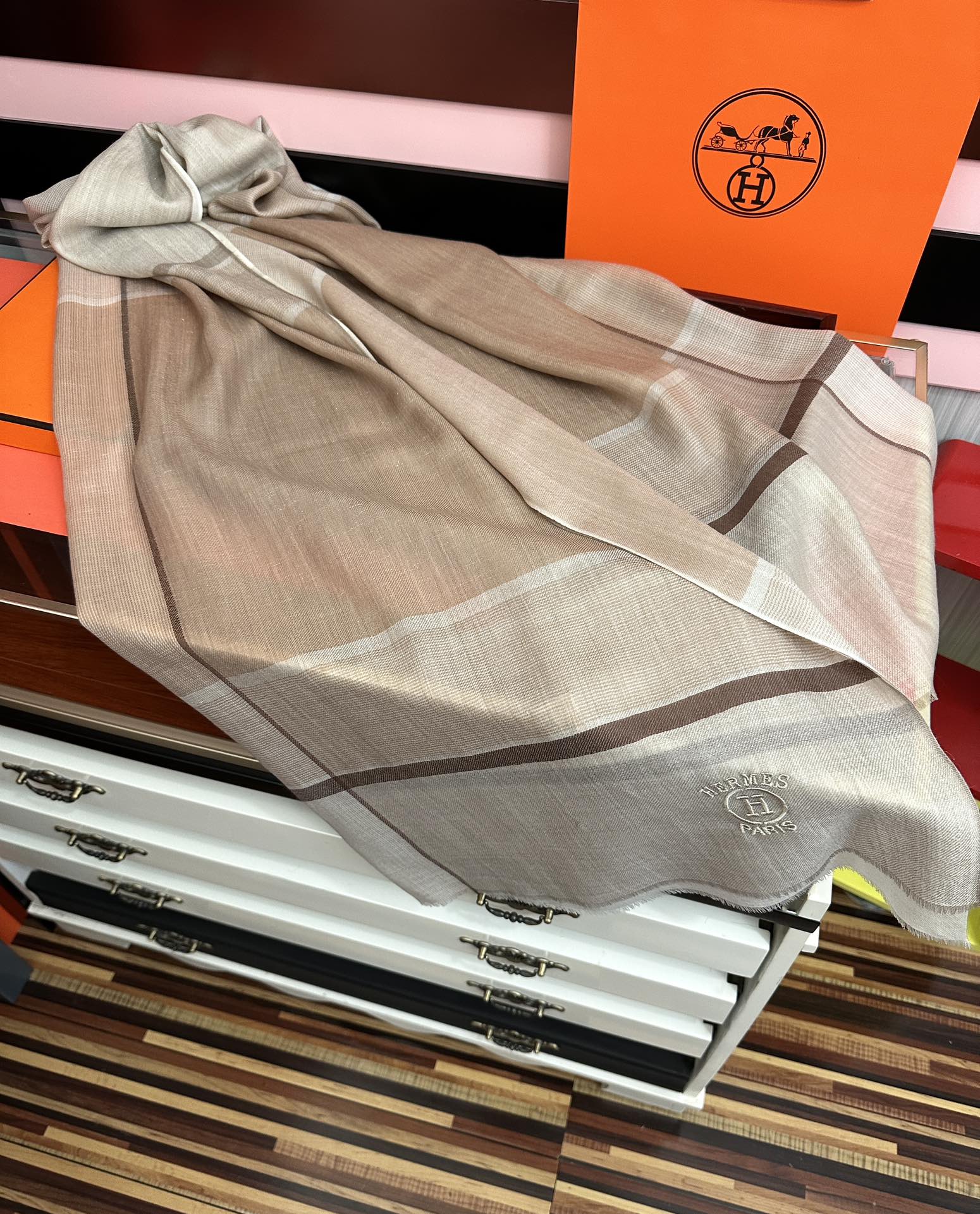 上新。2010 爱马仕👍重磅推荐🎀太美了👓火爆款，人人都喜欢💕时潮人都有好几条巴家围巾放在衣橱，🧣换条围