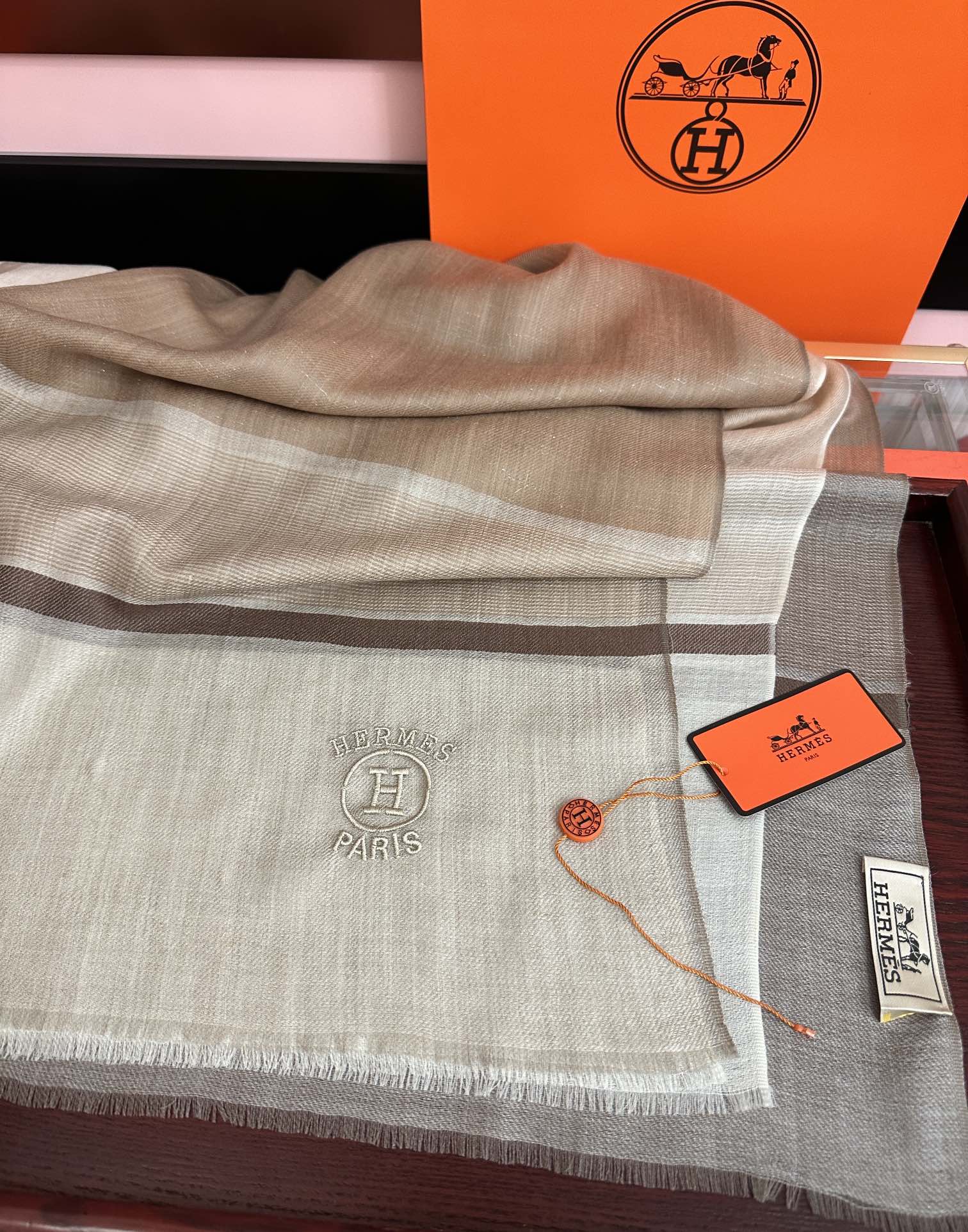 上新。2010 爱马仕👍重磅推荐🎀太美了👓火爆款，人人都喜欢💕时潮人都有好几条巴家围巾放在衣橱，🧣换条围