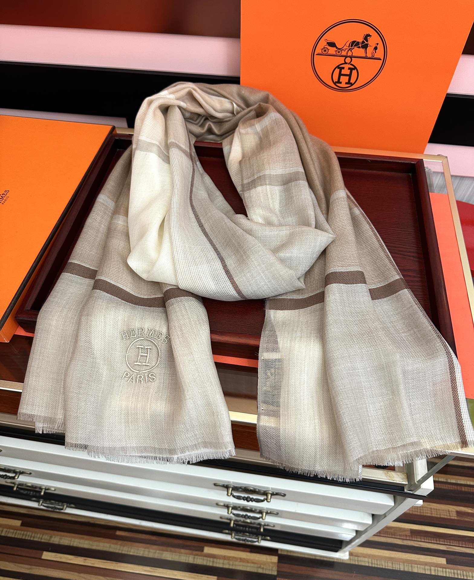 上新。2010 爱马仕👍重磅推荐🎀太美了👓火爆款，人人都喜欢💕时潮人都有好几条巴家围巾放在衣橱，🧣换条围