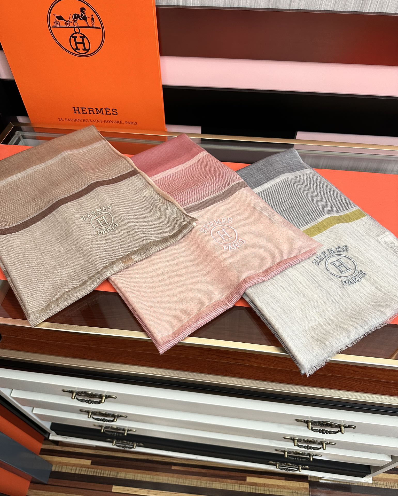 上新。2010 爱马仕👍重磅推荐🎀太美了👓火爆款，人人都喜欢💕时潮人都有好几条巴家围巾放在衣橱，🧣换条围