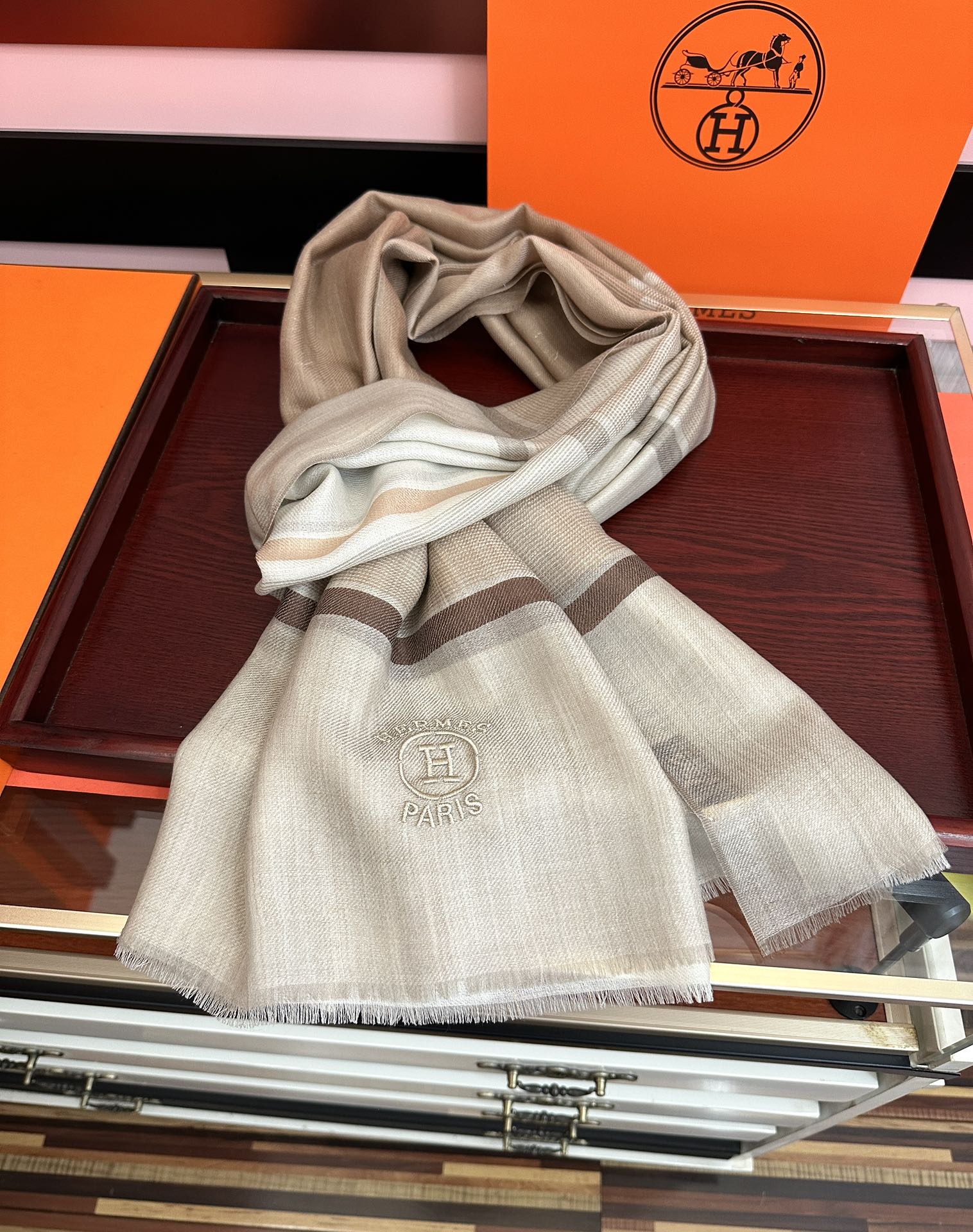 上新。2010 爱马仕👍重磅推荐🎀太美了👓火爆款，人人都喜欢💕时潮人都有好几条巴家围巾放在衣橱，🧣换条围