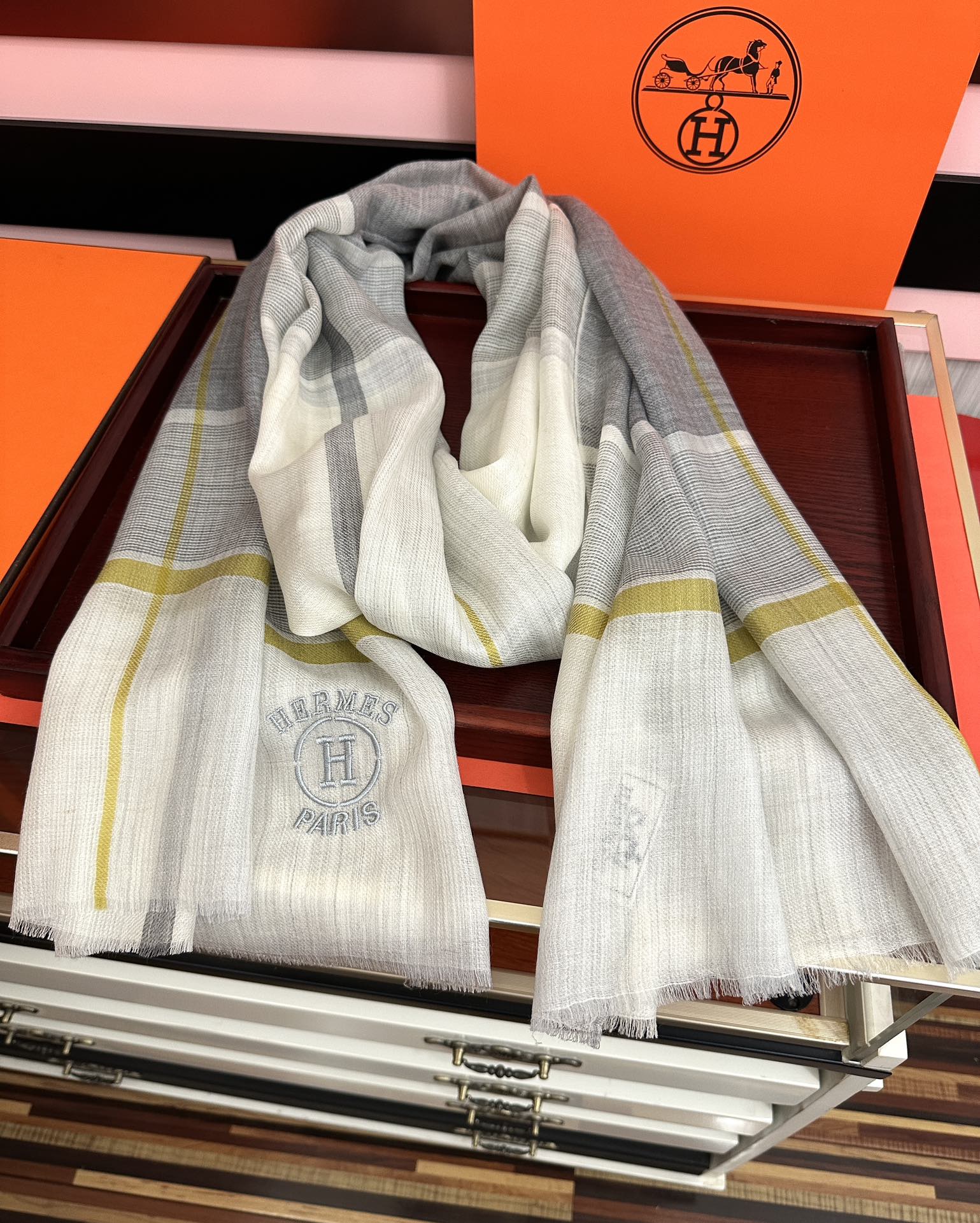 上新。2010 爱马仕👍重磅推荐🎀太美了👓火爆款，人人都喜欢💕时潮人都有好几条巴家围巾放在衣橱，🧣换条围
