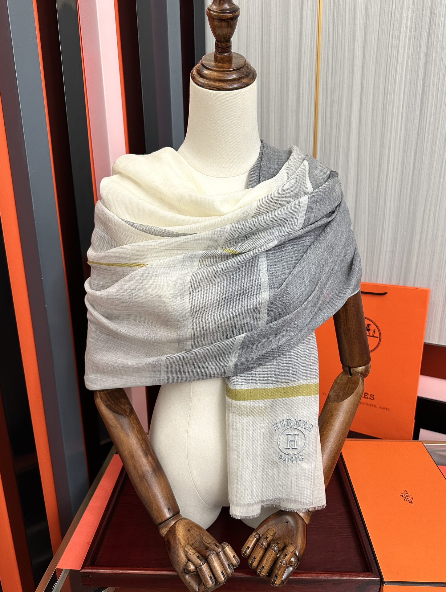 上新。2010 爱马仕👍重磅推荐🎀太美了👓火爆款，人人都喜欢💕时潮人都有好几条巴家围巾放在衣橱，🧣换条围