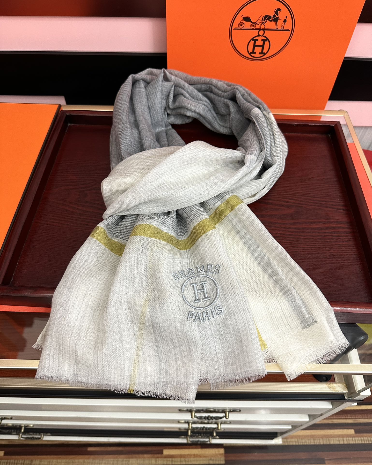 上新。2010 爱马仕👍重磅推荐🎀太美了👓火爆款，人人都喜欢💕时潮人都有好几条巴家围巾放在衣橱，🧣换条围
