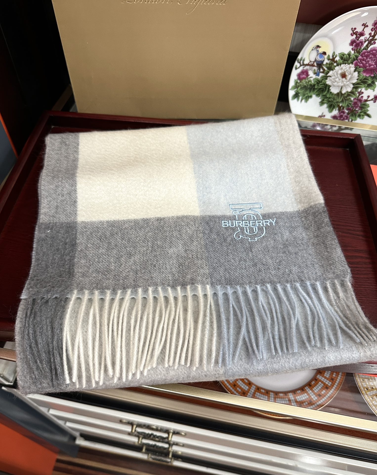 新款。85%山羊绒 2025 巴宝莉采用内蒙古顶级山羊绒，最新款男女通用情侣款👫重磅推荐💥 经典的格子，