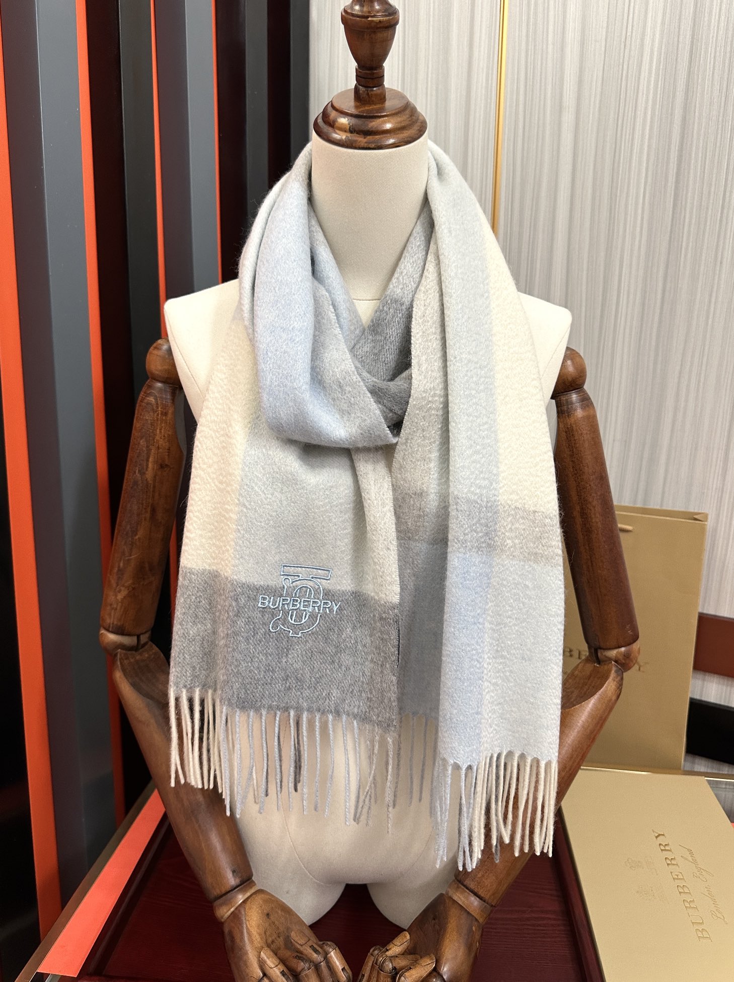 新款。85%山羊绒 2025 巴宝莉采用内蒙古顶级山羊绒，最新款男女通用情侣款👫重磅推荐💥 经典的格子，