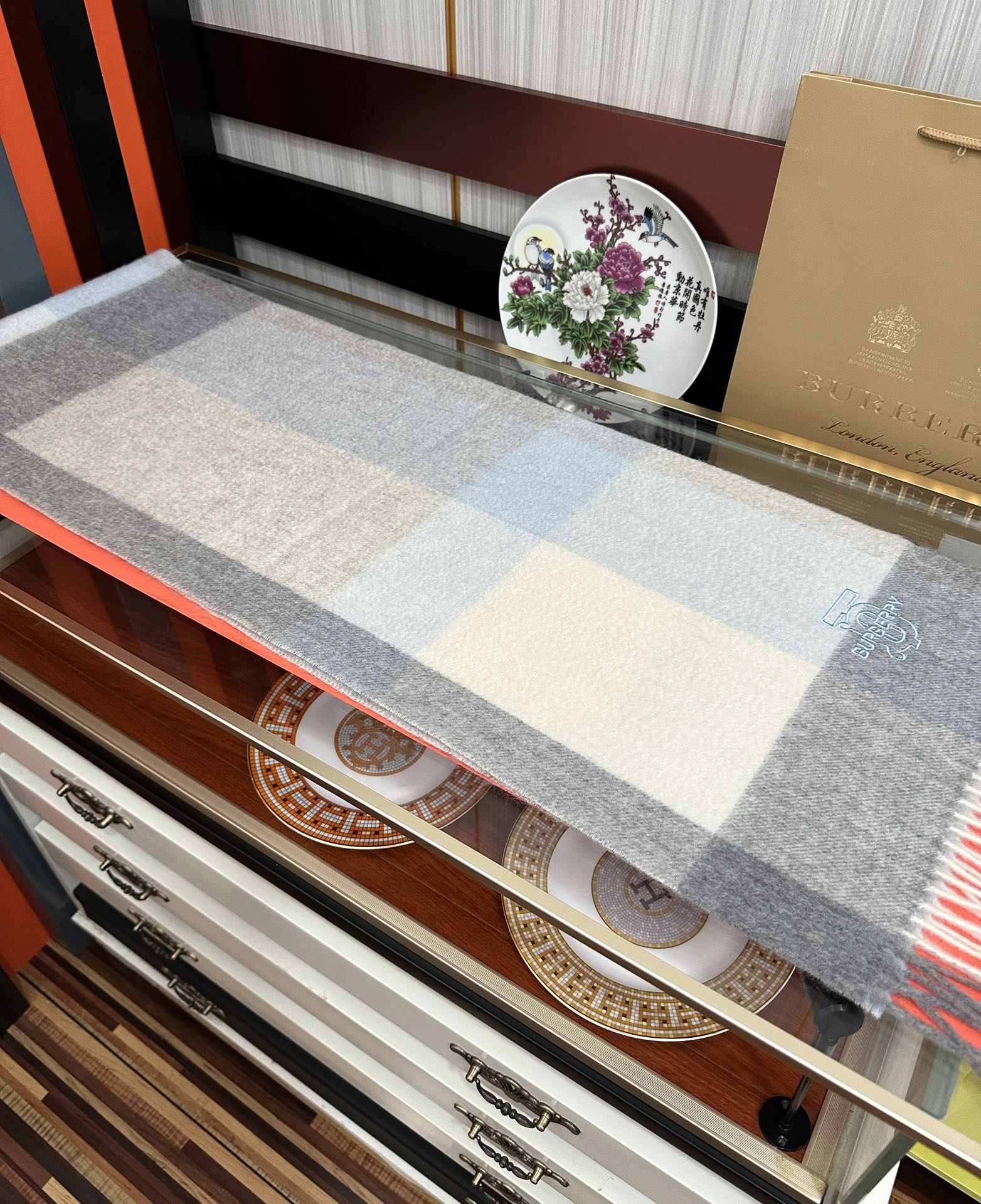 新款。85%山羊绒 2025 巴宝莉采用内蒙古顶级山羊绒，最新款男女通用情侣款👫重磅推荐💥 经典的格子，