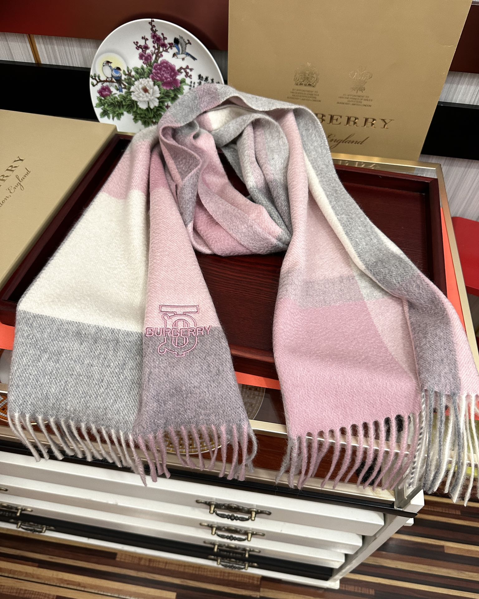 新款。85%山羊绒 2025 巴宝莉采用内蒙古顶级山羊绒，最新款男女通用情侣款👫重磅推荐💥 经典的格子，