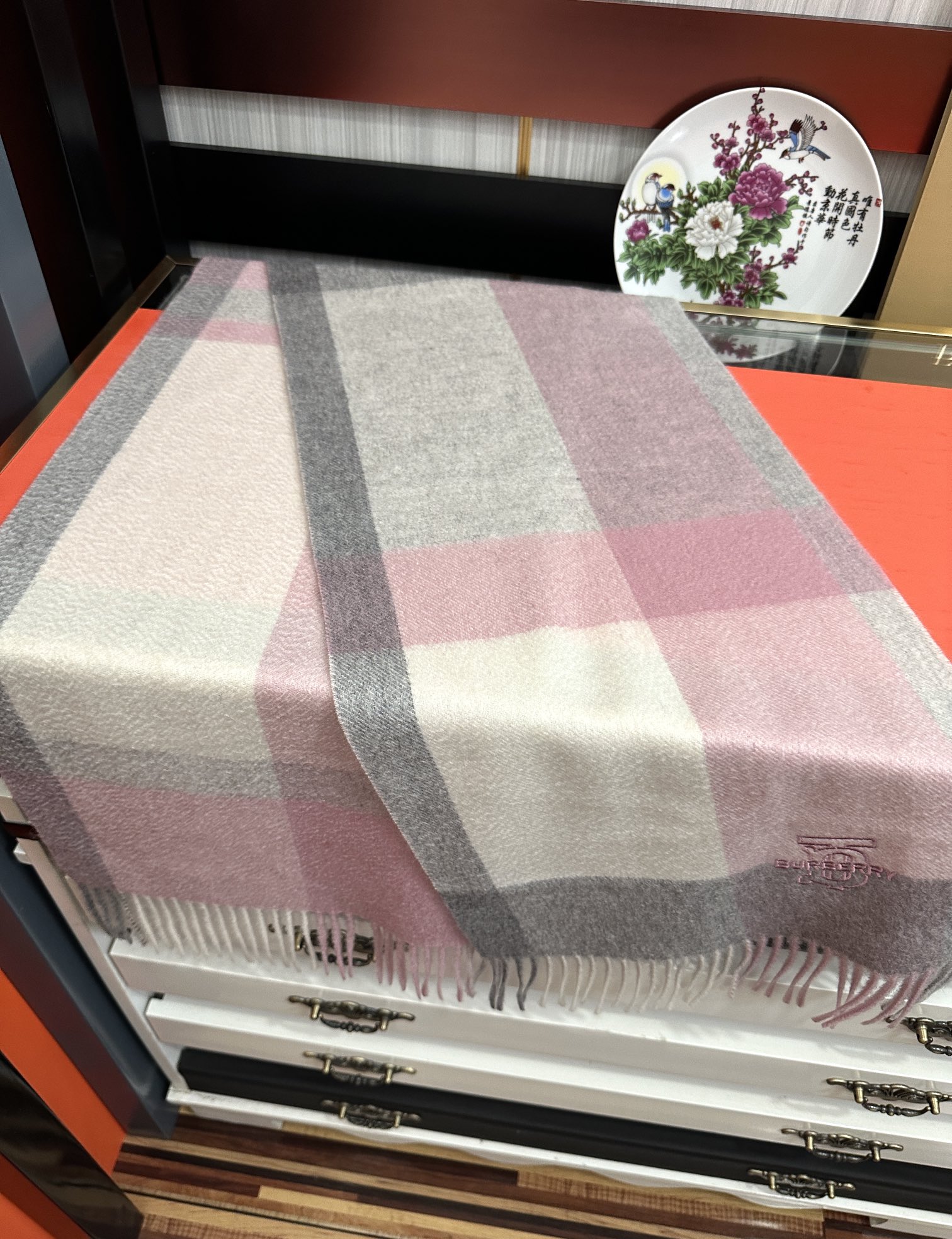 新款。85%山羊绒 2025 巴宝莉采用内蒙古顶级山羊绒，最新款男女通用情侣款👫重磅推荐💥 经典的格子，