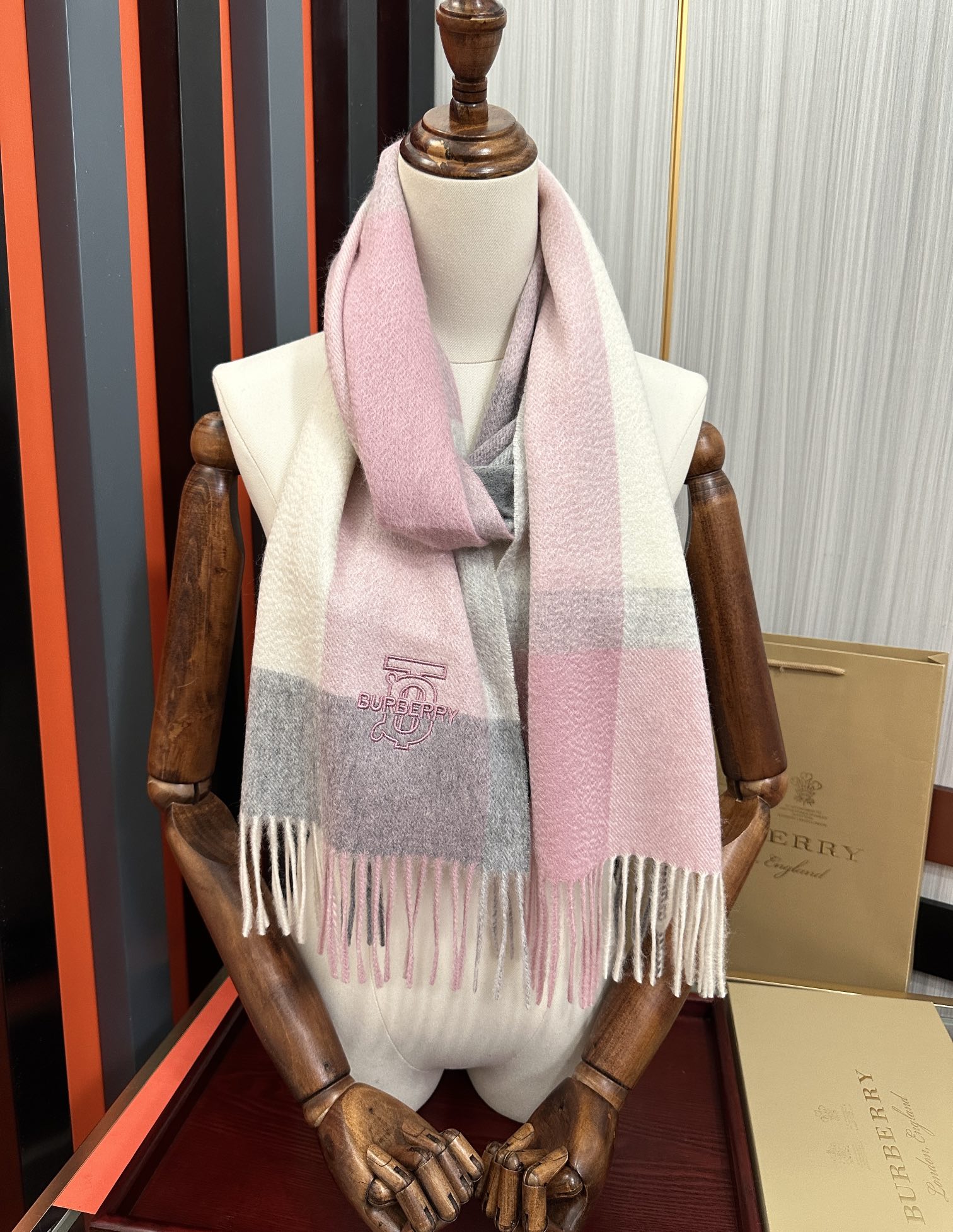 新款。85%山羊绒 2025 巴宝莉采用内蒙古顶级山羊绒，最新款男女通用情侣款👫重磅推荐💥 经典的格子，