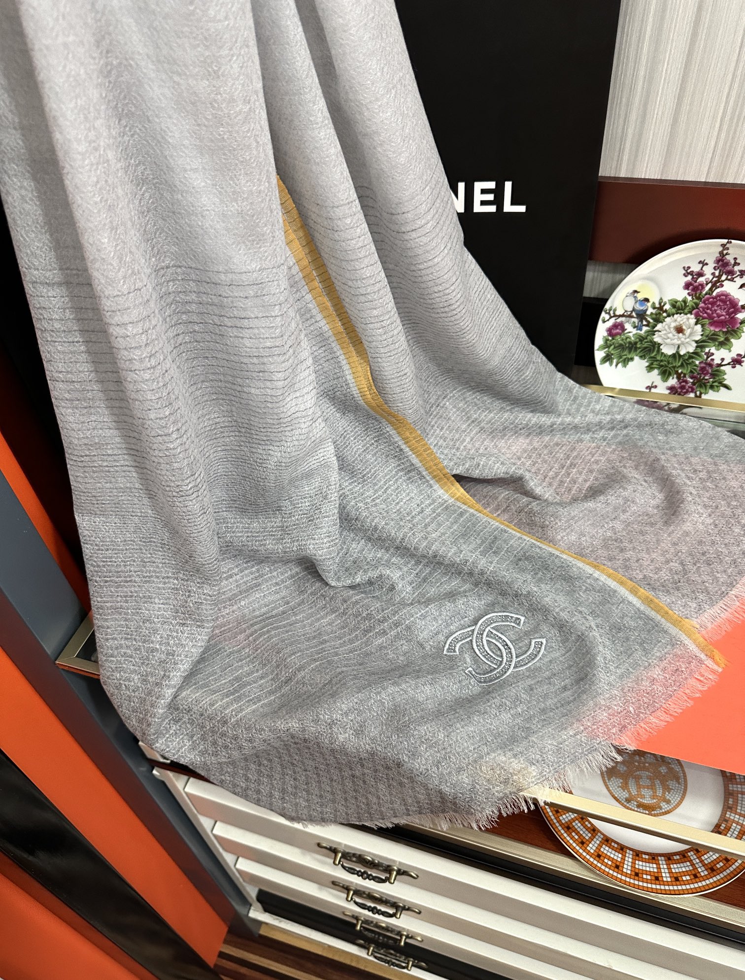 上新。2010 小香👍重磅推荐🎀太美了，人人都喜欢💕时潮人都有好几条围巾放在衣橱，🧣换条围巾就足够让你有