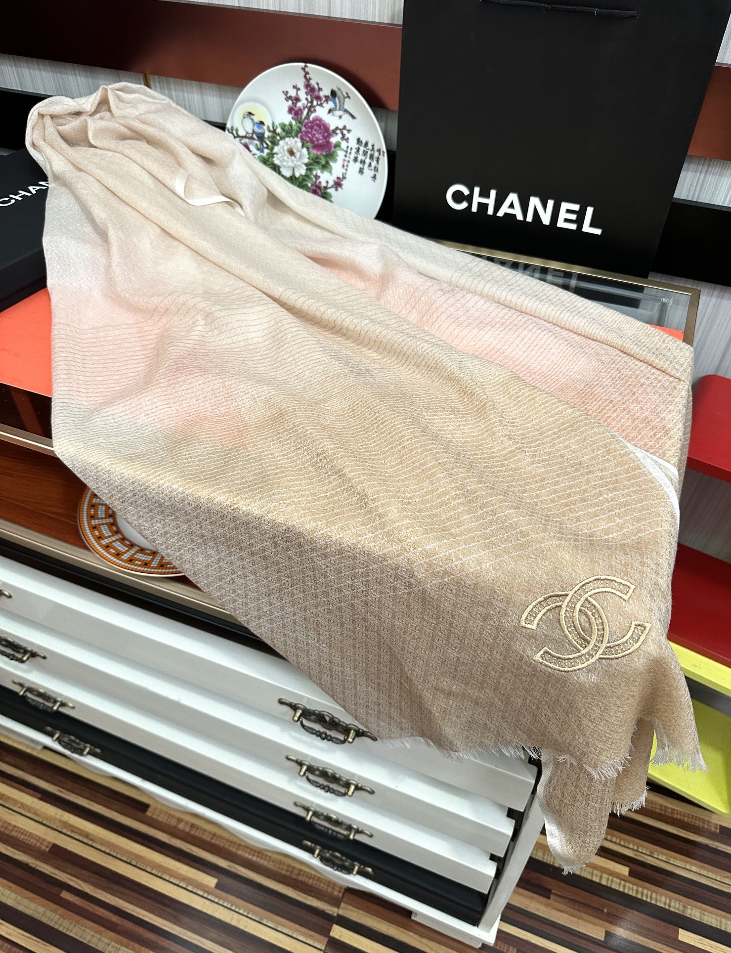 上新。2010 小香👍重磅推荐🎀太美了，人人都喜欢💕时潮人都有好几条围巾放在衣橱，🧣换条围巾就足够让你有