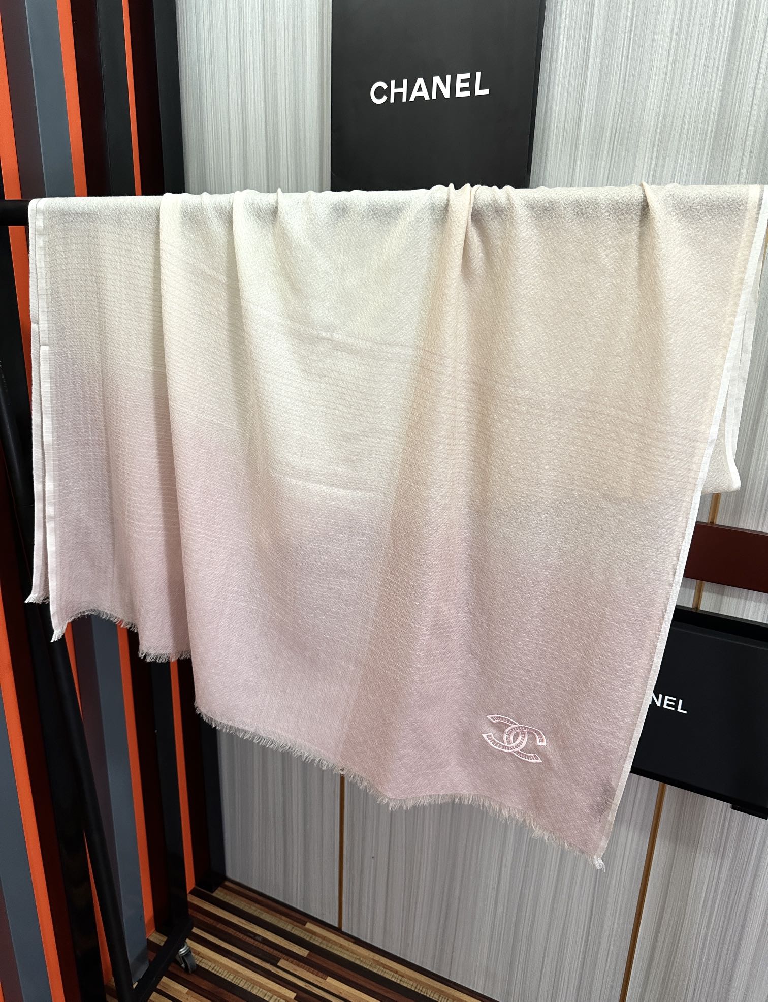 上新。2010 小香👍重磅推荐🎀太美了，人人都喜欢💕时潮人都有好几条围巾放在衣橱，🧣换条围巾就足够让你有