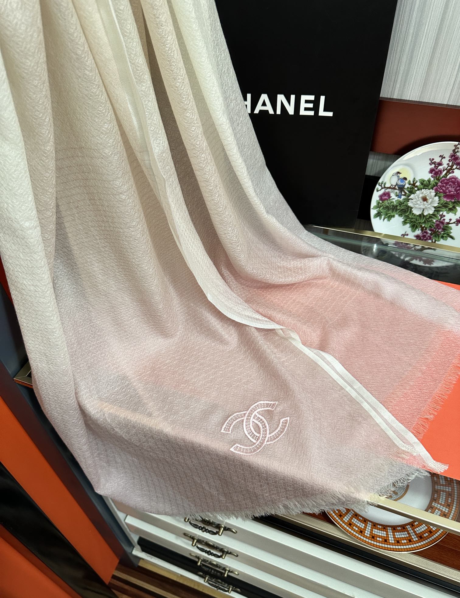 上新。2010 小香👍重磅推荐🎀太美了，人人都喜欢💕时潮人都有好几条围巾放在衣橱，🧣换条围巾就足够让你有