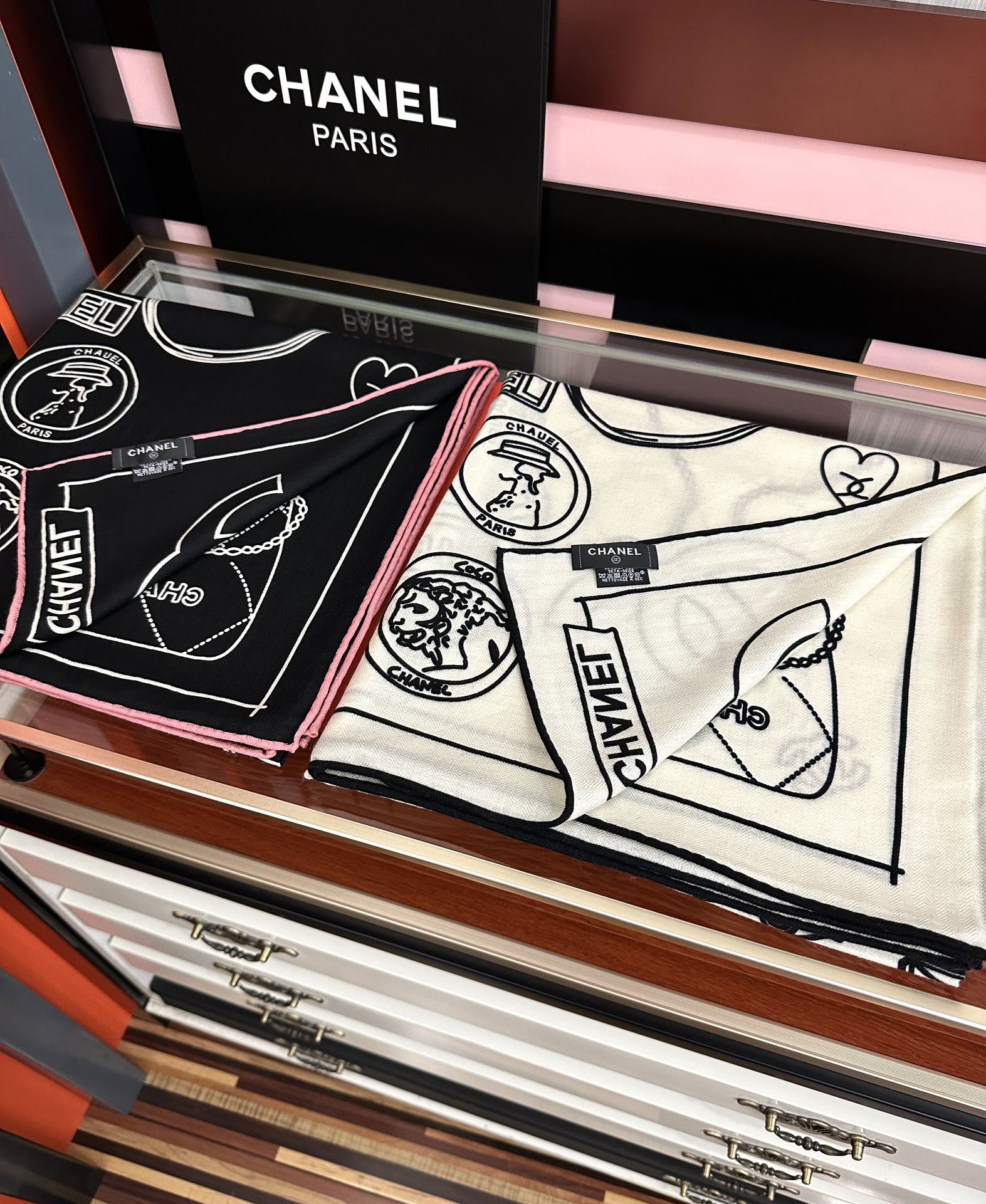 上新。香奈儿 2025【双面同色】经典双鞋子🥿包包、帽子🎩图案~气质到骨子里[色]香奶奶新一季的面料超高