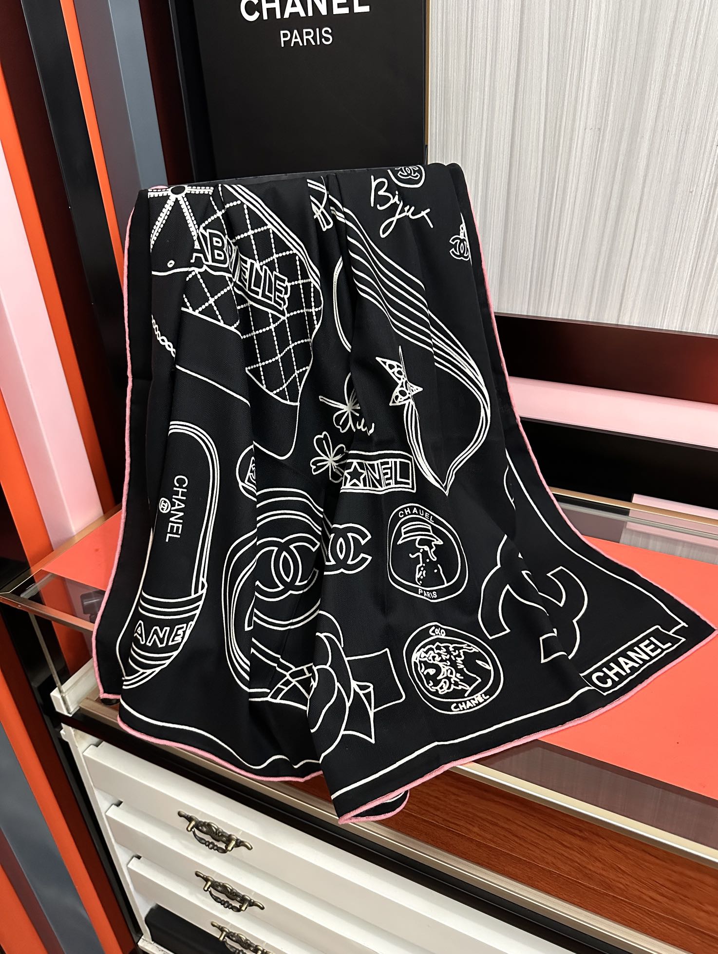 上新。香奈儿 2025【双面同色】经典双鞋子🥿包包、帽子🎩图案~气质到骨子里[色]香奶奶新一季的面料超高