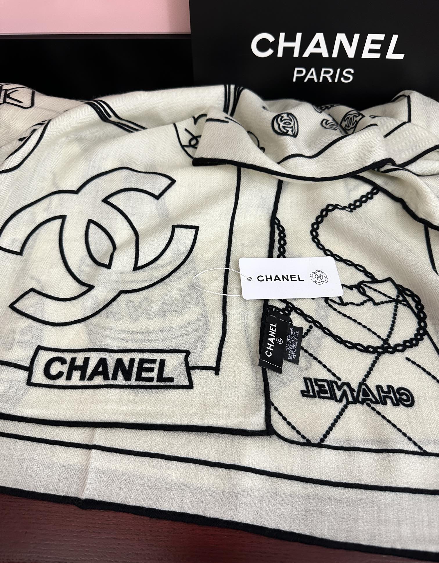 上新。香奈儿 2025【双面同色】经典双鞋子🥿包包、帽子🎩图案~气质到骨子里[色]香奶奶新一季的面料超高