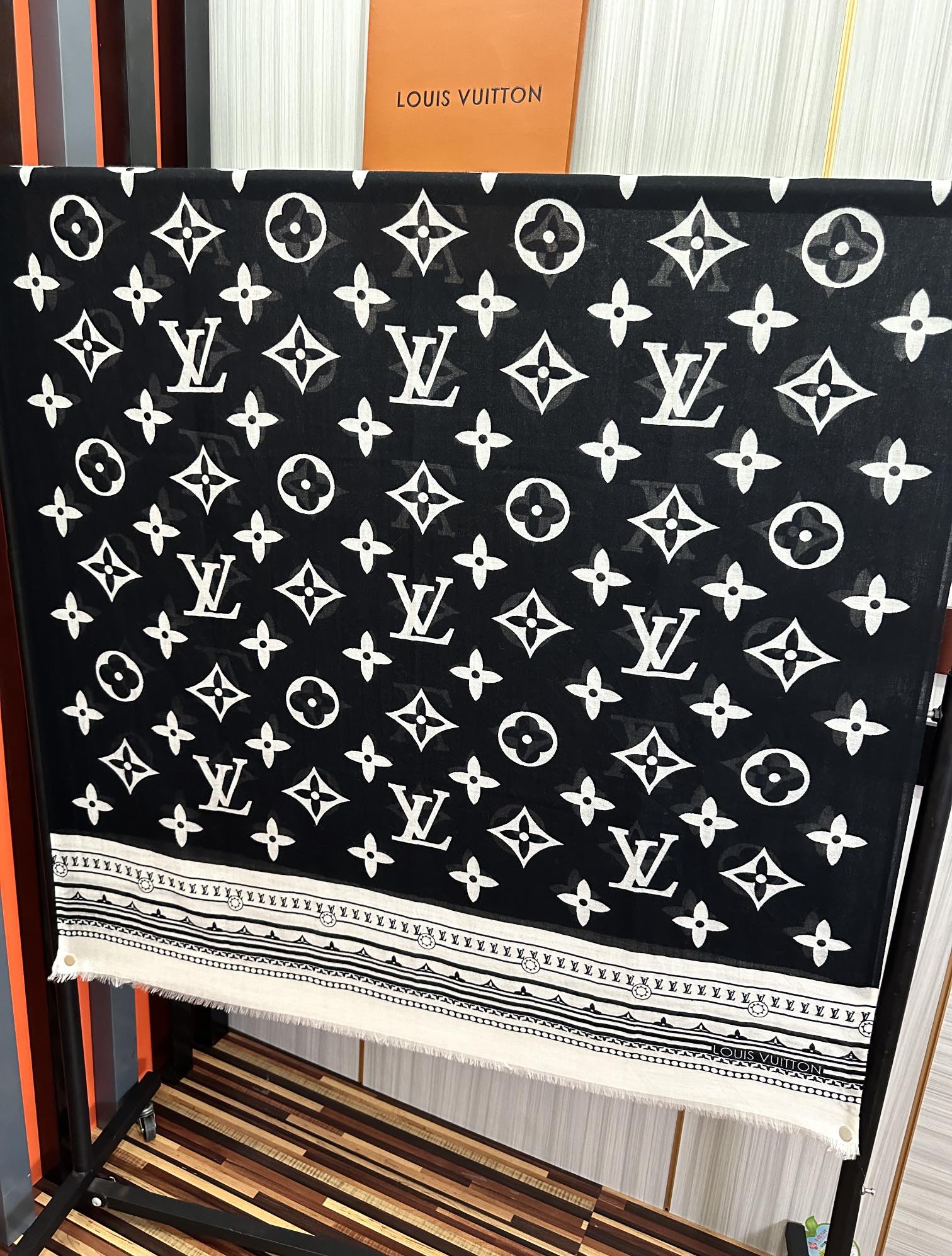 新品。L最新款‼️，2025高端大气上档次【羊绒长巾】。实物真心美 🎀披肩配以印花💓💃🏻无论设计喷绘都是