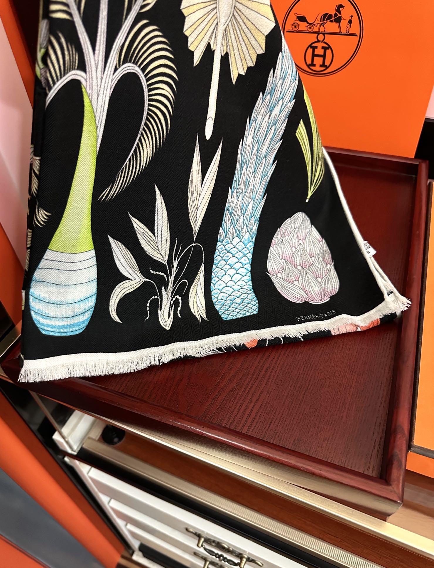 。爱马仕 太美了[吃瓜]下手一定要快[嘴唇]四季都可以用[勾引]真心美的让人非常非上身效果简直美翻了 品