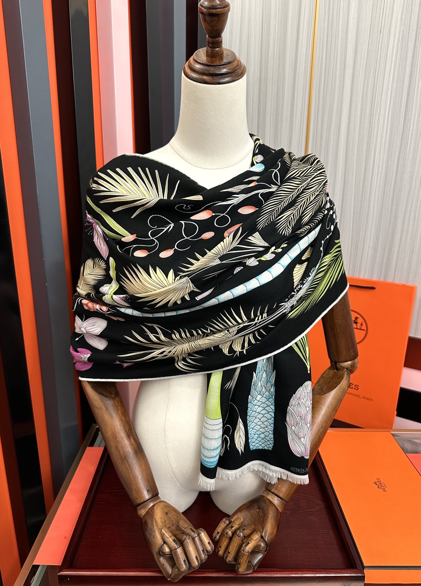 。爱马仕 太美了[吃瓜]下手一定要快[嘴唇]四季都可以用[勾引]真心美的让人非常非上身效果简直美翻了 品