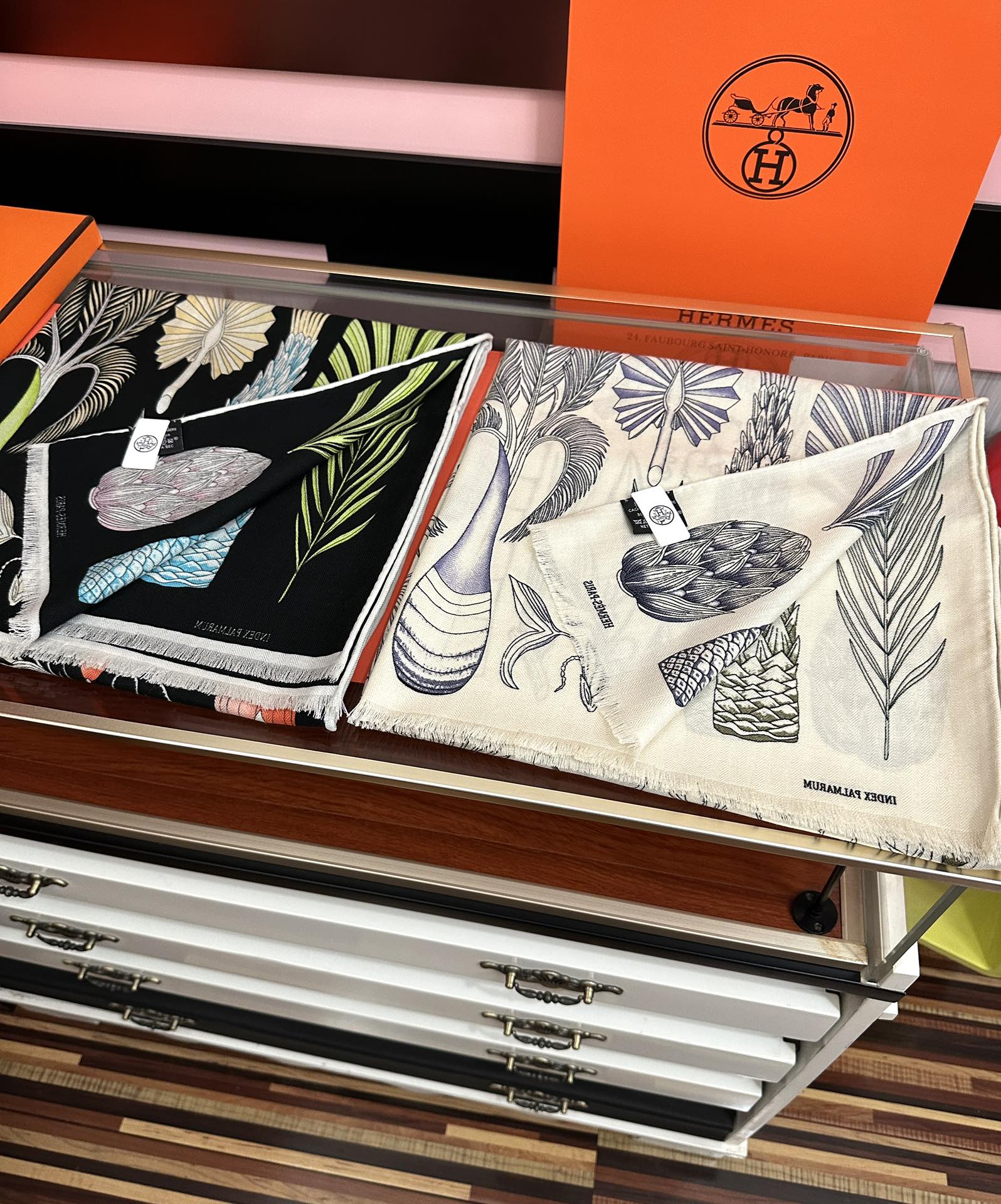 。爱马仕 太美了[吃瓜]下手一定要快[嘴唇]四季都可以用[勾引]真心美的让人非常非上身效果简直美翻了 品