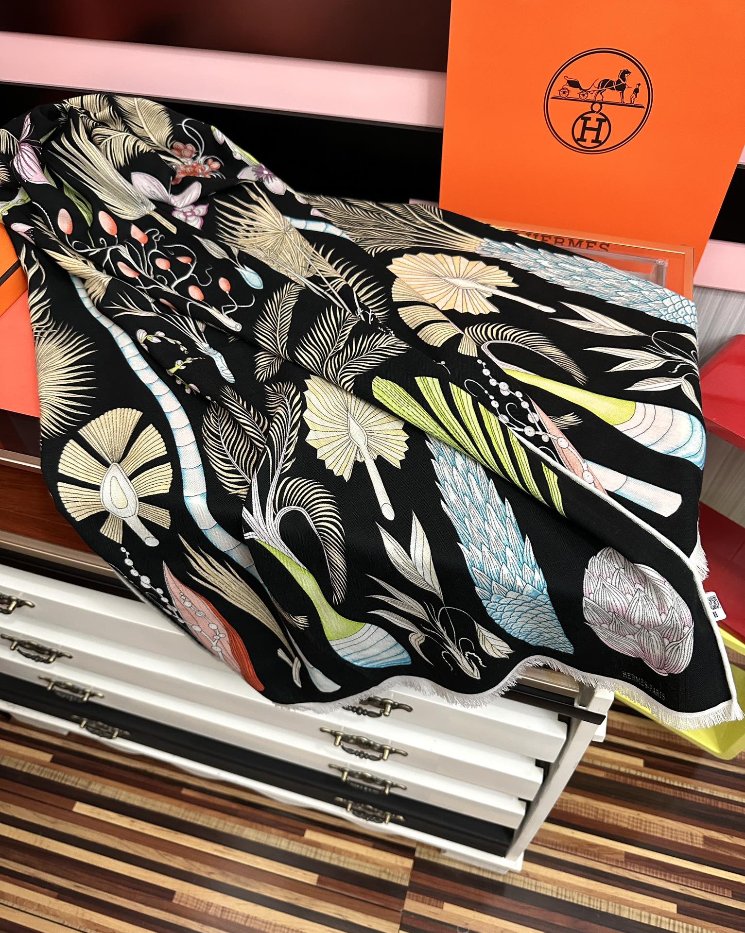 。爱马仕 太美了[吃瓜]下手一定要快[嘴唇]四季都可以用[勾引]真心美的让人非常非上身效果简直美翻了 品