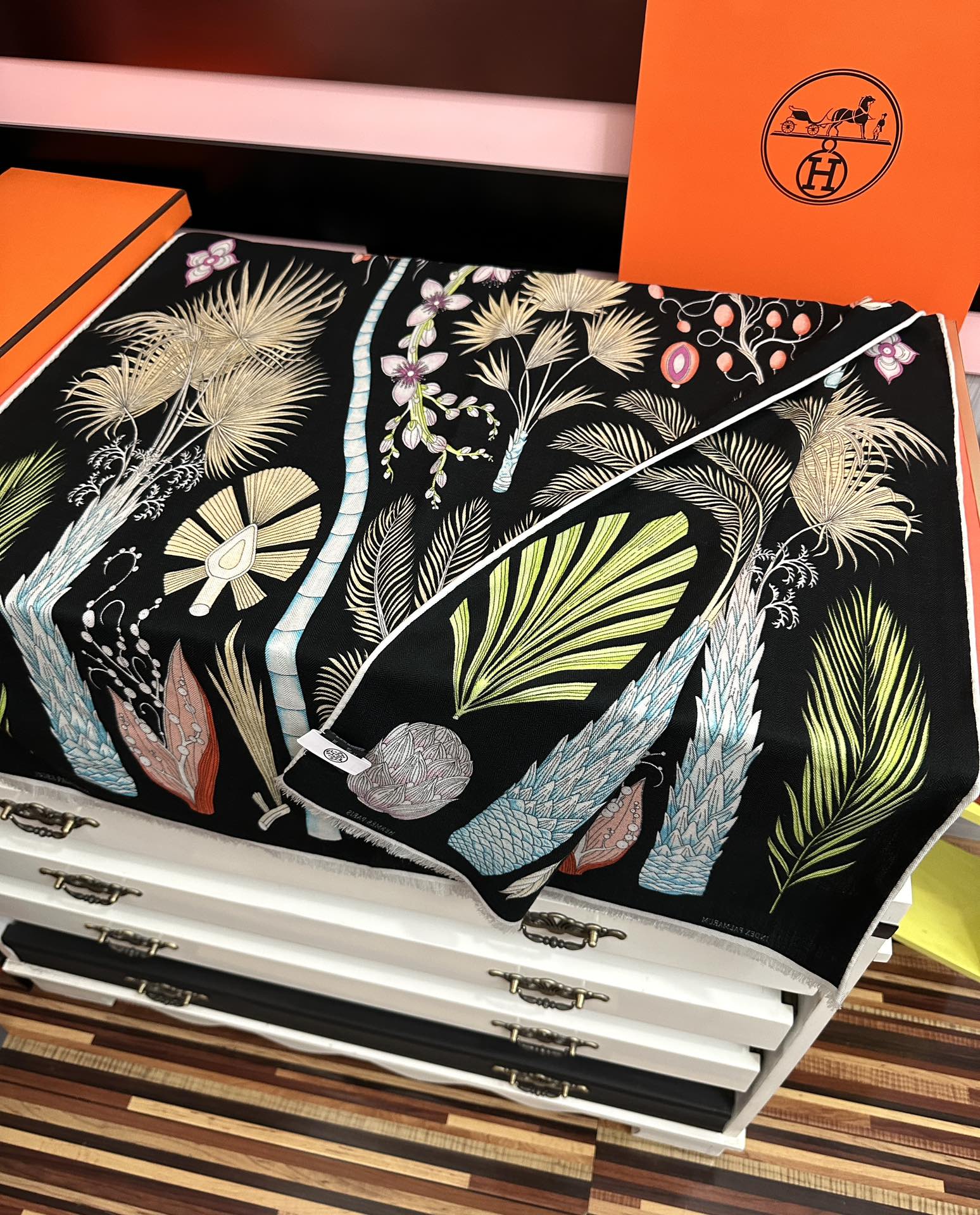 。爱马仕 太美了[吃瓜]下手一定要快[嘴唇]四季都可以用[勾引]真心美的让人非常非上身效果简直美翻了 品