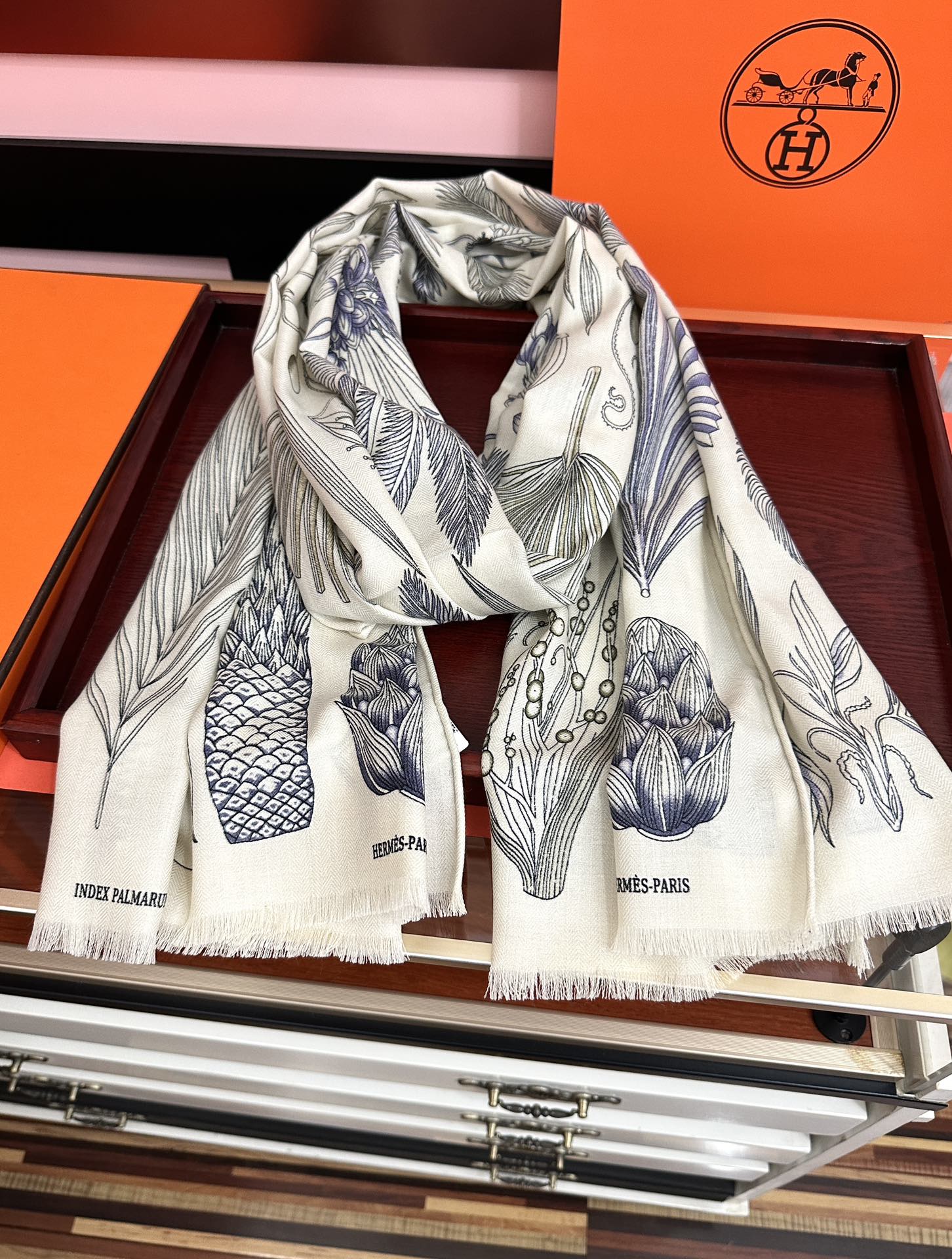 。爱马仕 太美了[吃瓜]下手一定要快[嘴唇]四季都可以用[勾引]真心美的让人非常非上身效果简直美翻了 品