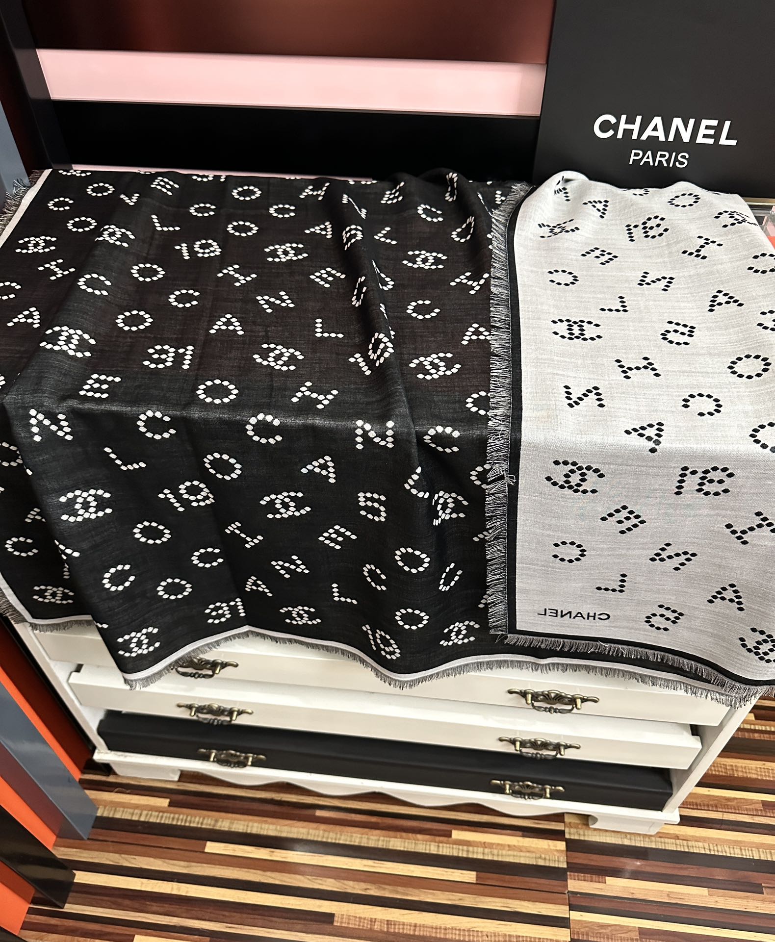 高版本 顶级品质 香奈儿❤️珍珠logo经典茶花优雅Coco风[礼物]Chanel最新丝绒大方巾~气质到