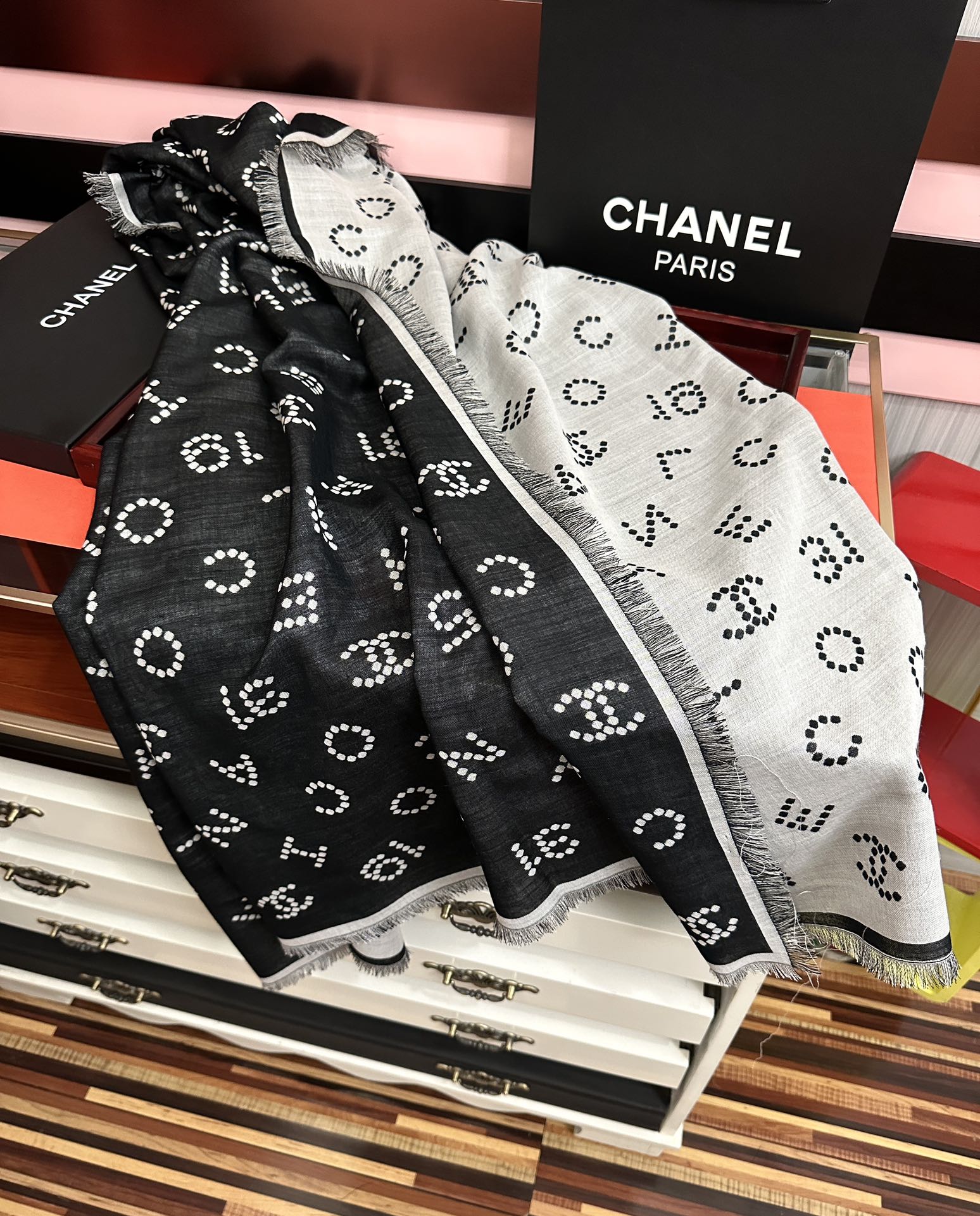 高版本 顶级品质 香奈儿❤️珍珠logo经典茶花优雅Coco风[礼物]Chanel最新丝绒大方巾~气质到