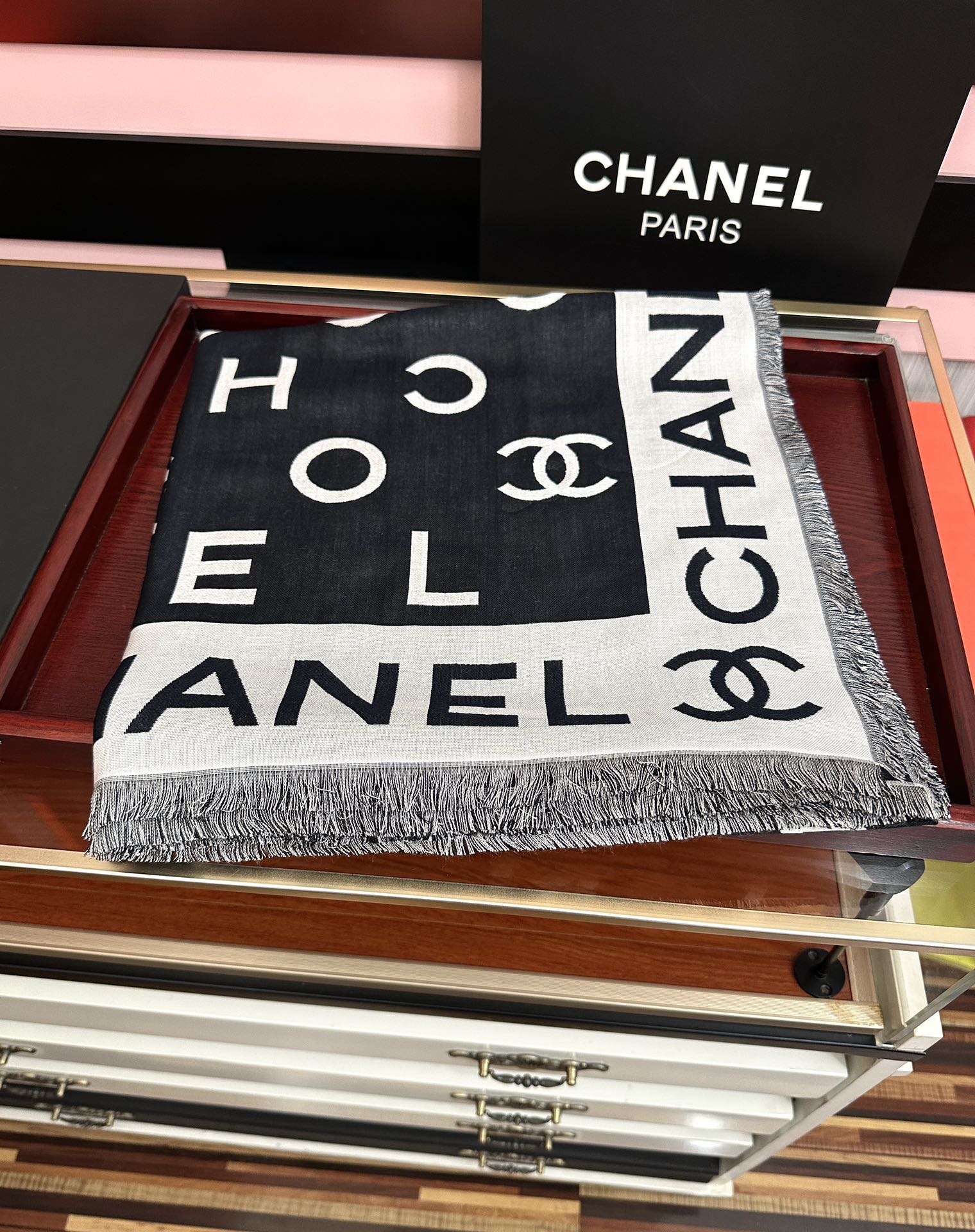 。小香大字母双层提花 宝藏单品🤩标志性设计，简洁字母Logo，混纺面料轻盈柔软，丝滑有坠感，四季皆宜，既