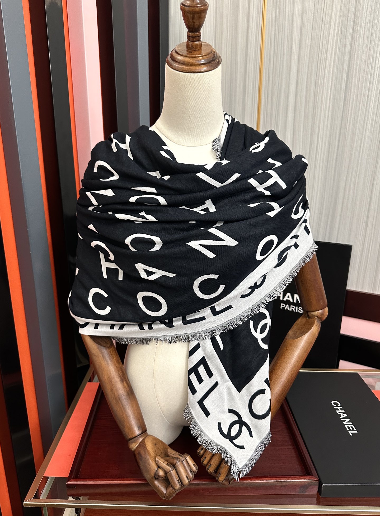 。小香大字母双层提花 宝藏单品🤩标志性设计，简洁字母Logo，混纺面料轻盈柔软，丝滑有坠感，四季皆宜，既