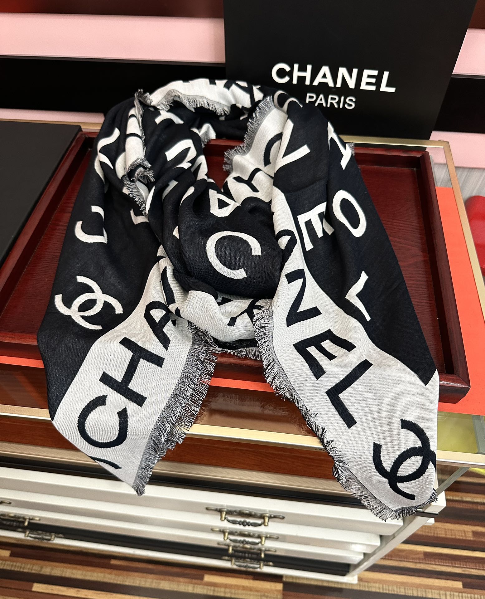 。小香大字母双层提花 宝藏单品🤩标志性设计，简洁字母Logo，混纺面料轻盈柔软，丝滑有坠感，四季皆宜，既