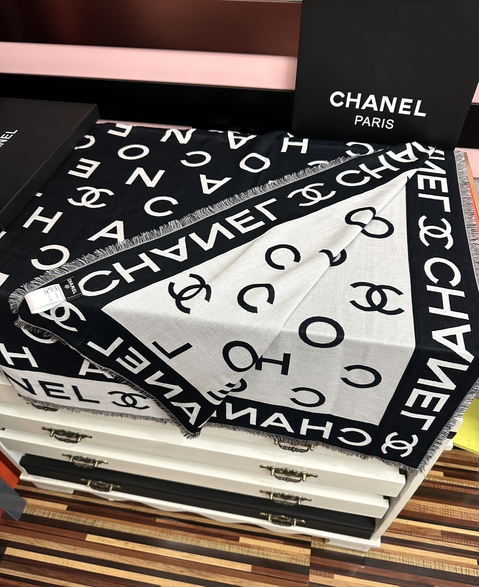 。小香大字母双层提花 宝藏单品🤩标志性设计，简洁字母Logo，混纺面料轻盈柔软，丝滑有坠感，四季皆宜，既