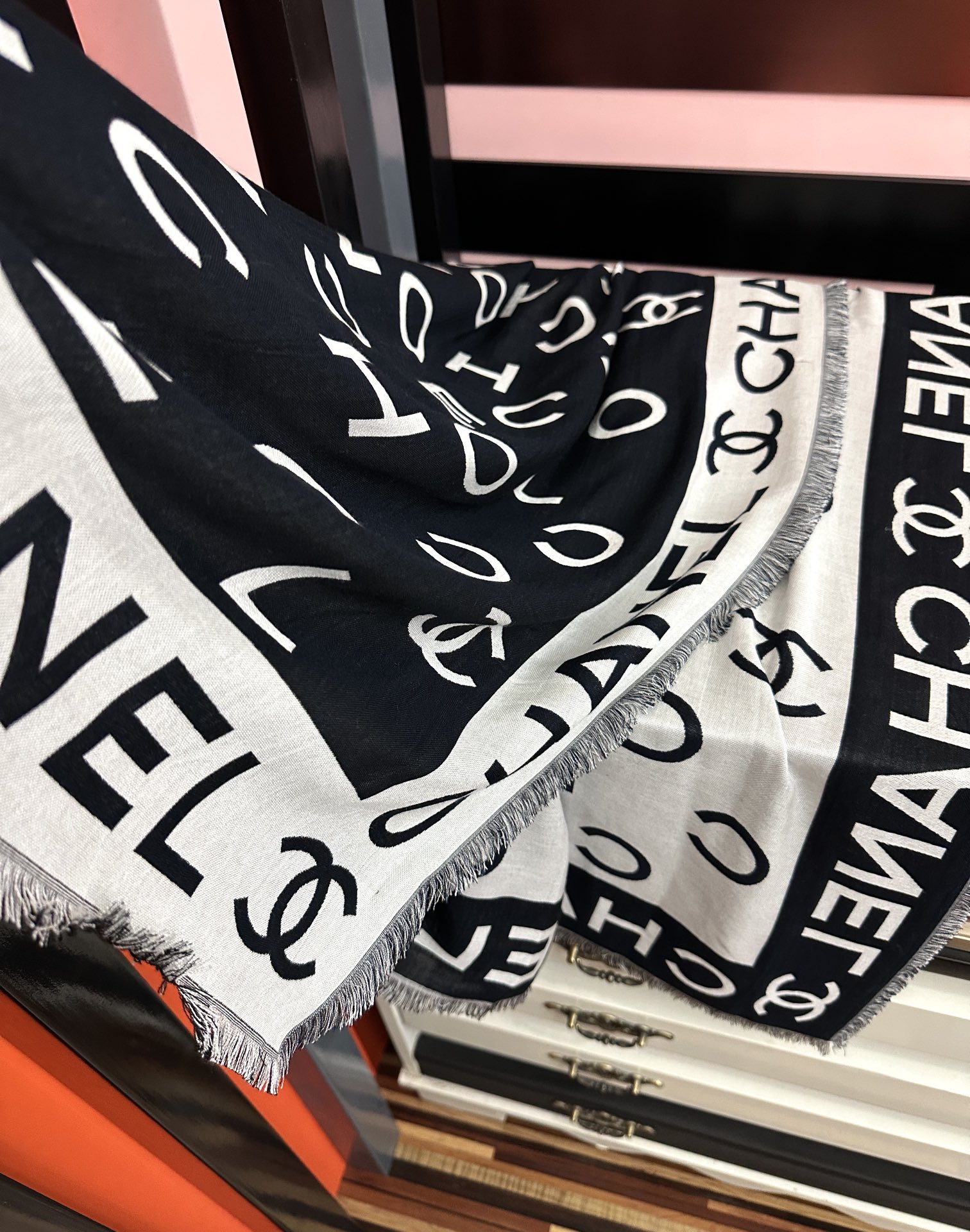 。小香大字母双层提花 宝藏单品🤩标志性设计，简洁字母Logo，混纺面料轻盈柔软，丝滑有坠感，四季皆宜，既