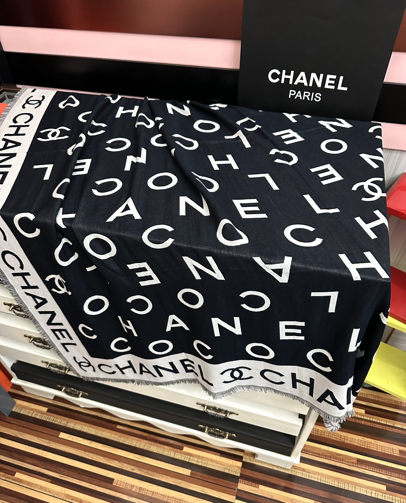 。小香大字母双层提花 宝藏单品🤩标志性设计，简洁字母Logo，混纺面料轻盈柔软，丝滑有坠感，四季皆宜，既